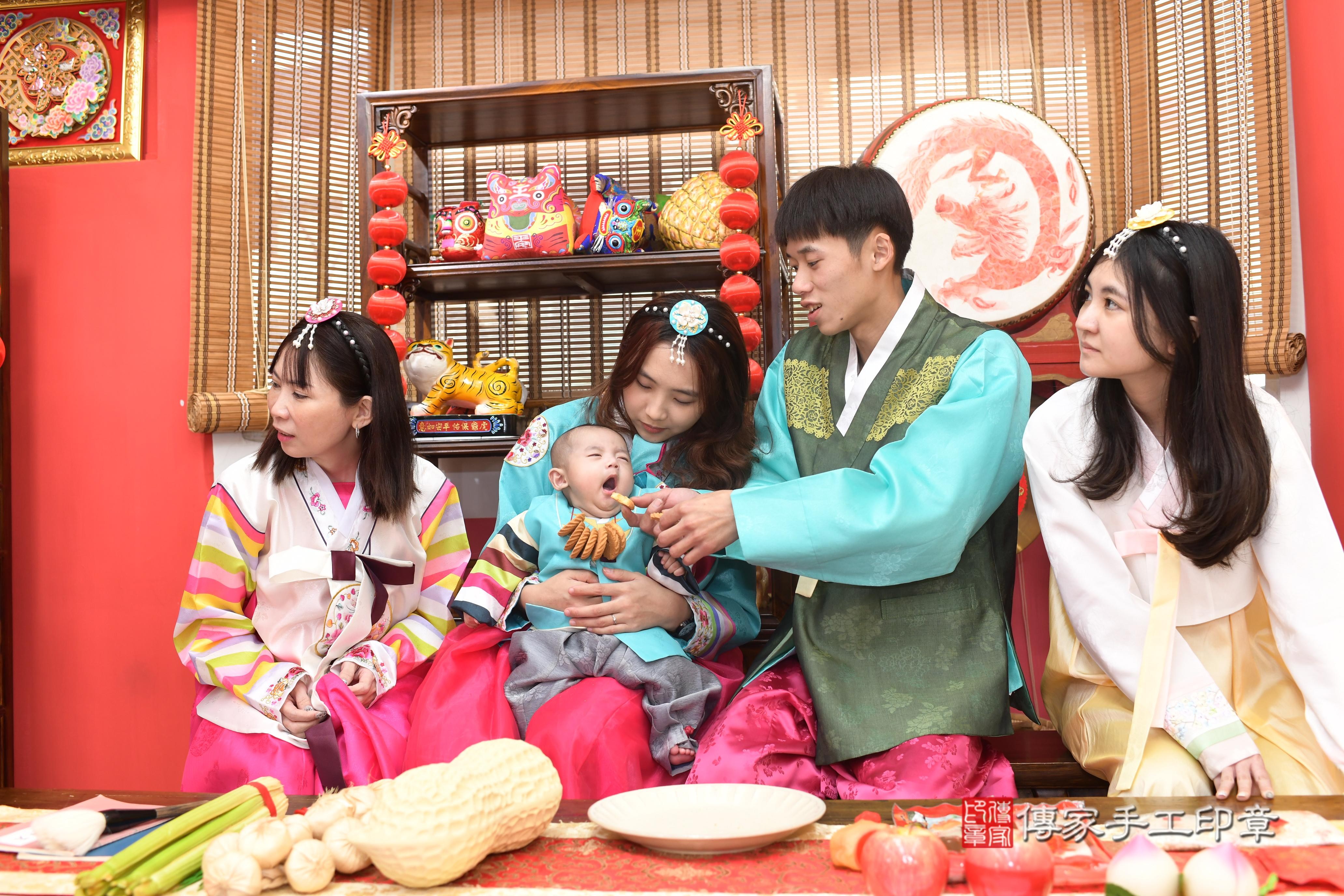 傳家手工印章高雄店、抓周、度脺、中國風會場、傳家嬰兒古禮、吉祥話、抓周道具物品24種、拍照。抓周證書。寶寶抓周、滿周歲、生日快樂、祝福