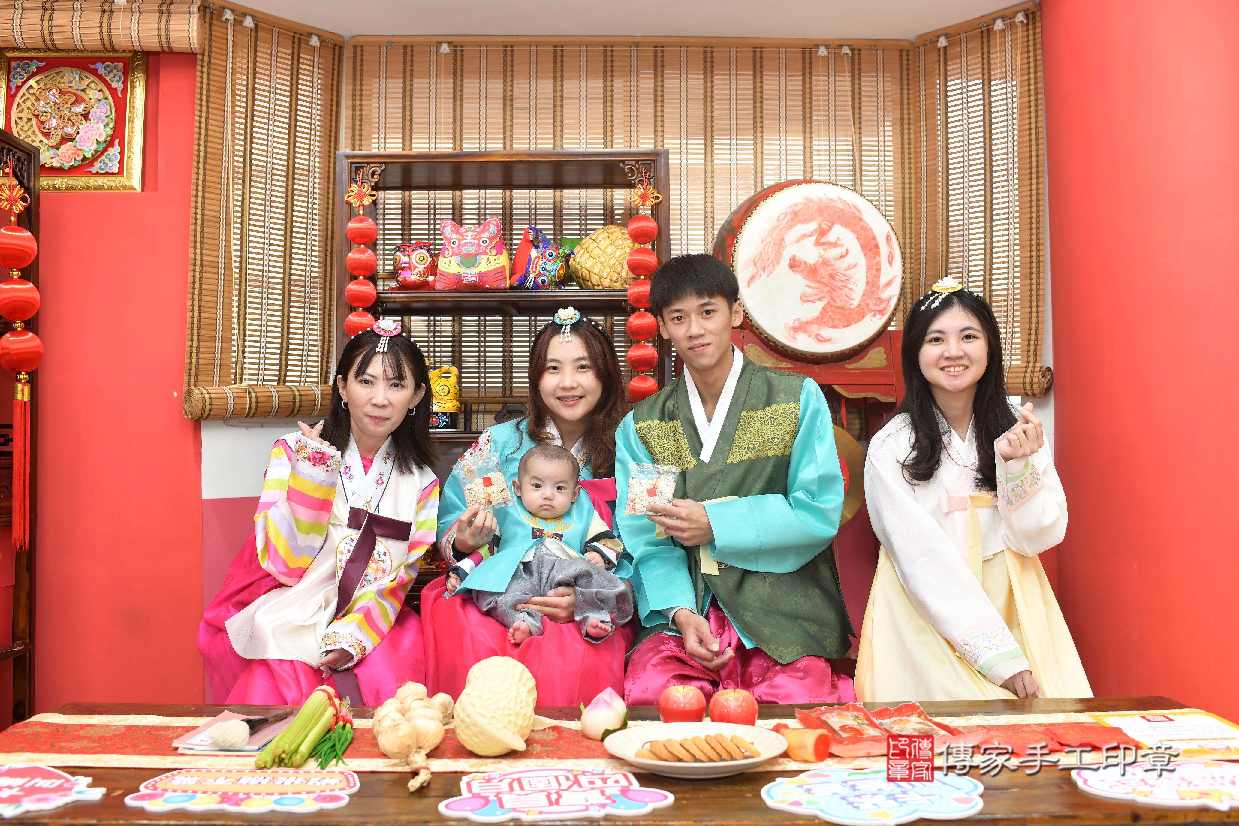 傳家手工印章高雄店、抓周、度脺、中國風會場、傳家嬰兒古禮、吉祥話、抓周道具物品24種、拍照。抓周證書。寶寶抓周、滿周歲、生日快樂、祝福