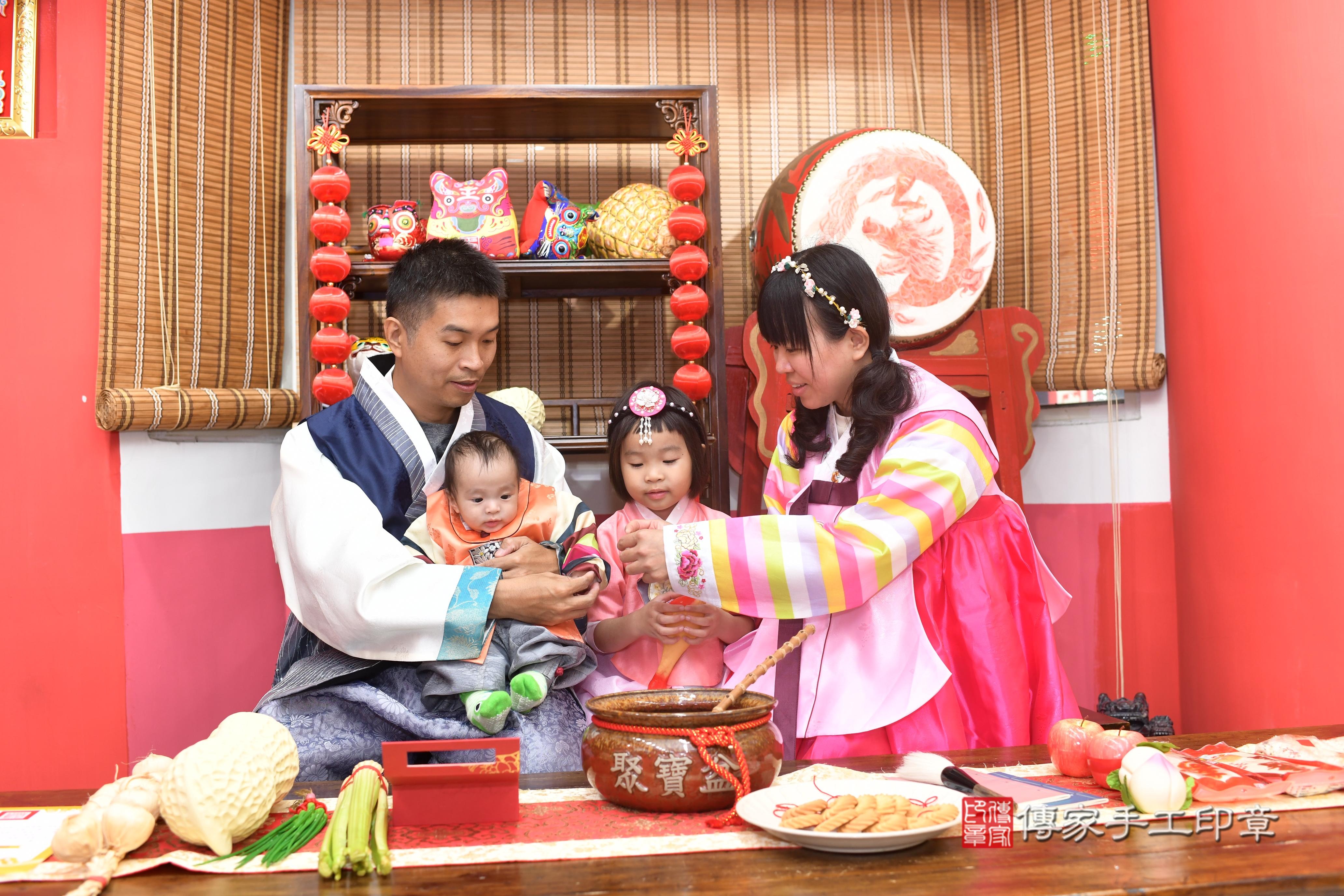 傳家手工印章高雄店、抓周、度脺、中國風會場、傳家嬰兒古禮、吉祥話、抓周道具物品24種、拍照。抓周證書。寶寶抓周、滿周歲、生日快樂、祝福