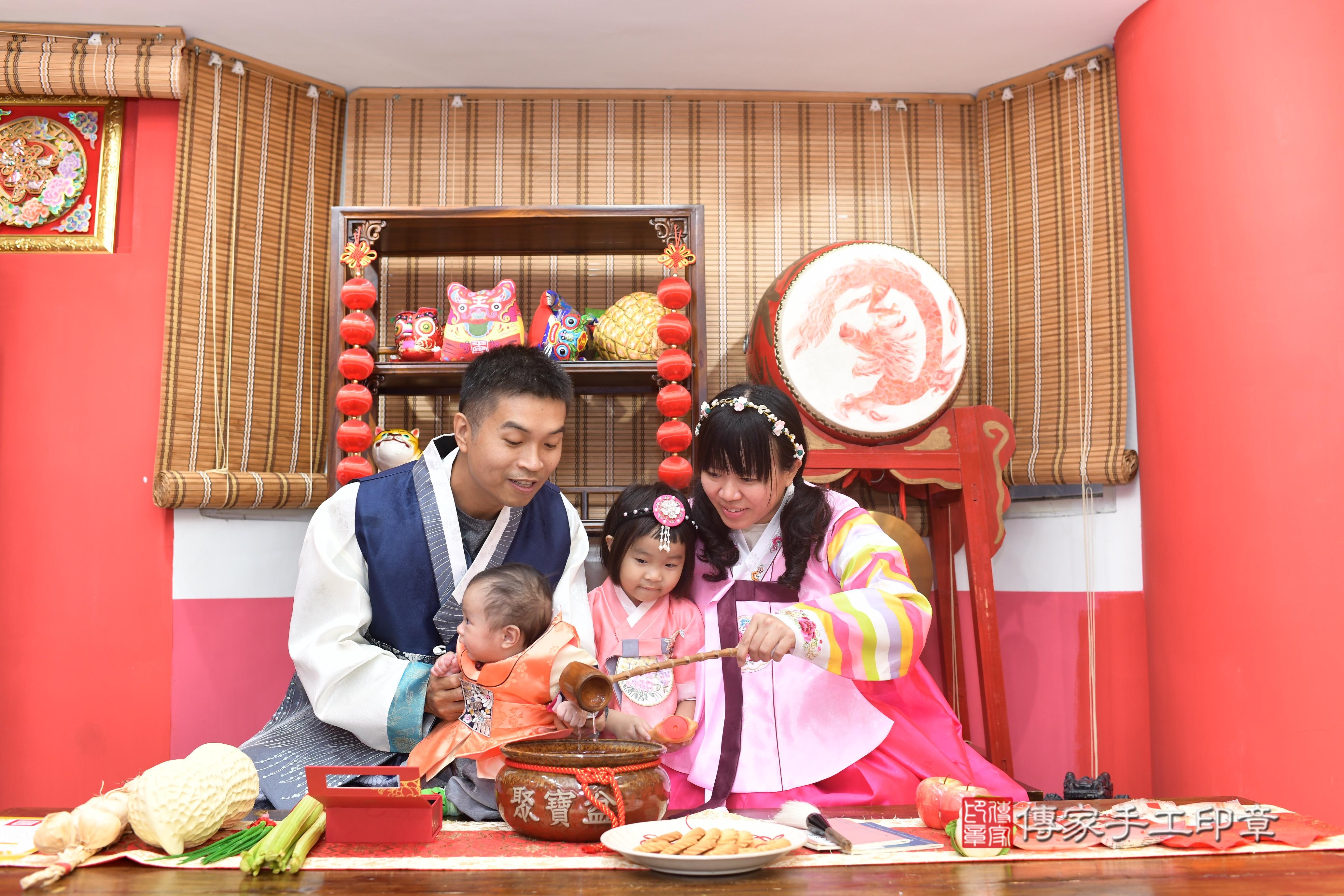 傳家手工印章高雄店、抓周、度脺、中國風會場、傳家嬰兒古禮、吉祥話、抓周道具物品24種、拍照。抓周證書。寶寶抓周、滿周歲、生日快樂、祝福