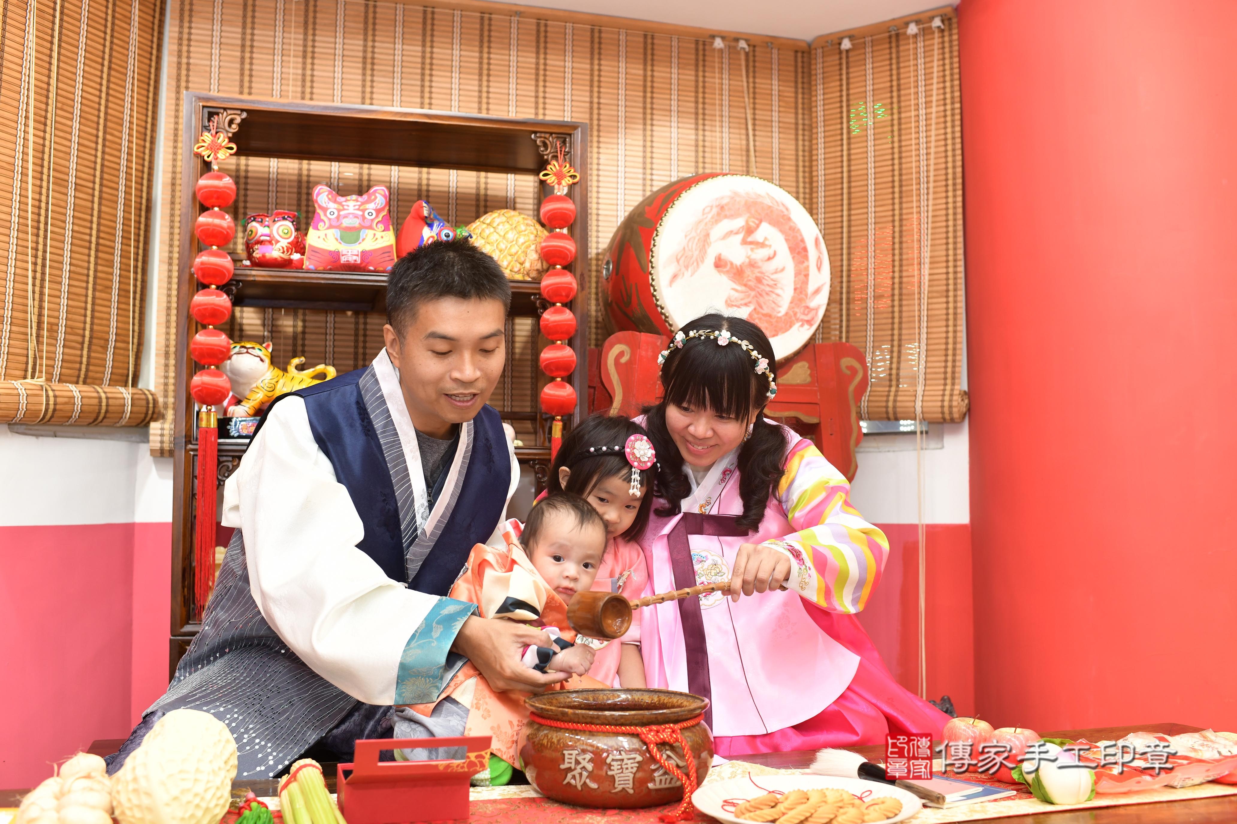 傳家手工印章高雄店、抓周、度脺、中國風會場、傳家嬰兒古禮、吉祥話、抓周道具物品24種、拍照。抓周證書。寶寶抓周、滿周歲、生日快樂、祝福