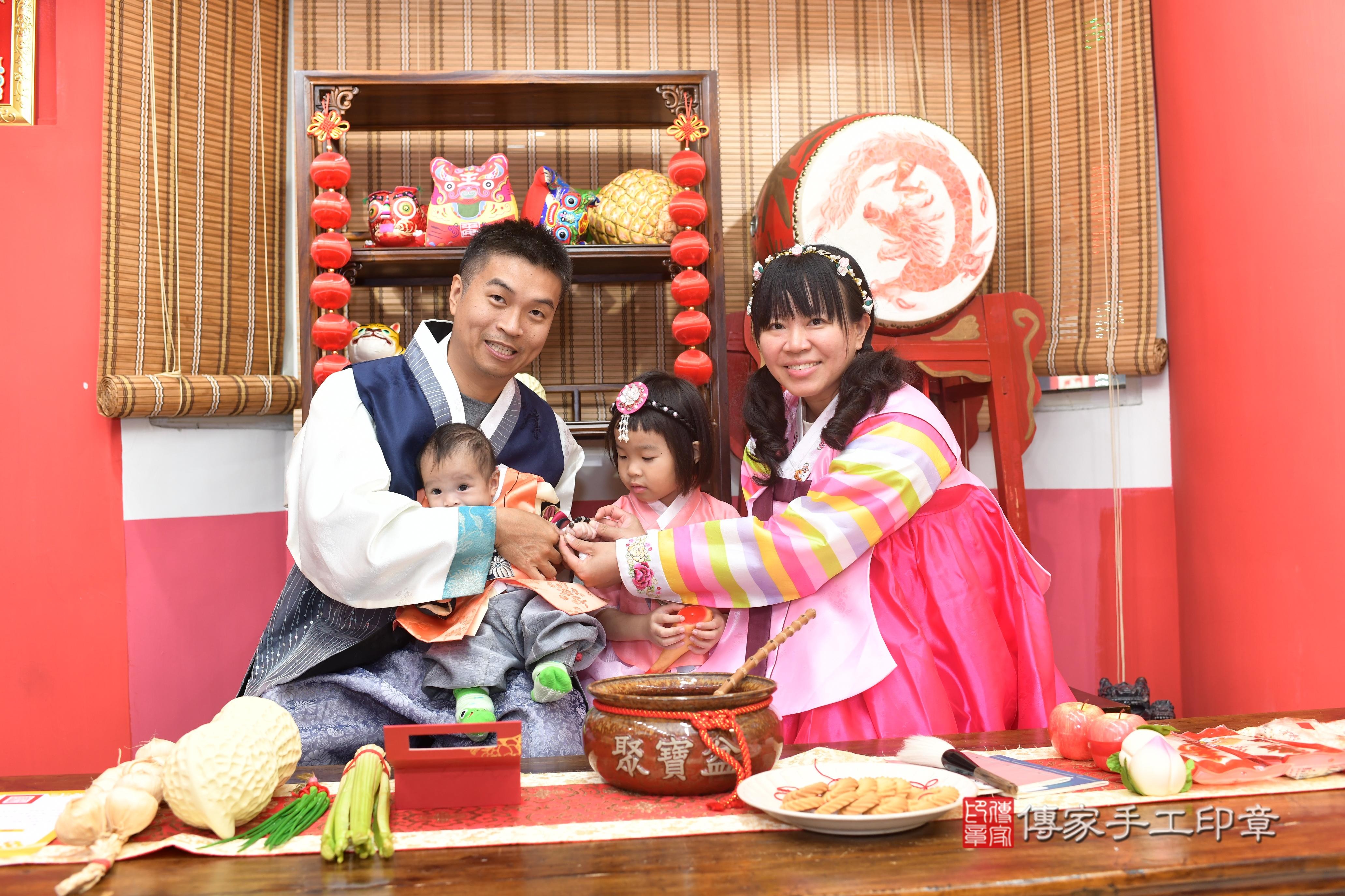 傳家手工印章高雄店、抓周、度脺、中國風會場、傳家嬰兒古禮、吉祥話、抓周道具物品24種、拍照。抓周證書。寶寶抓周、滿周歲、生日快樂、祝福