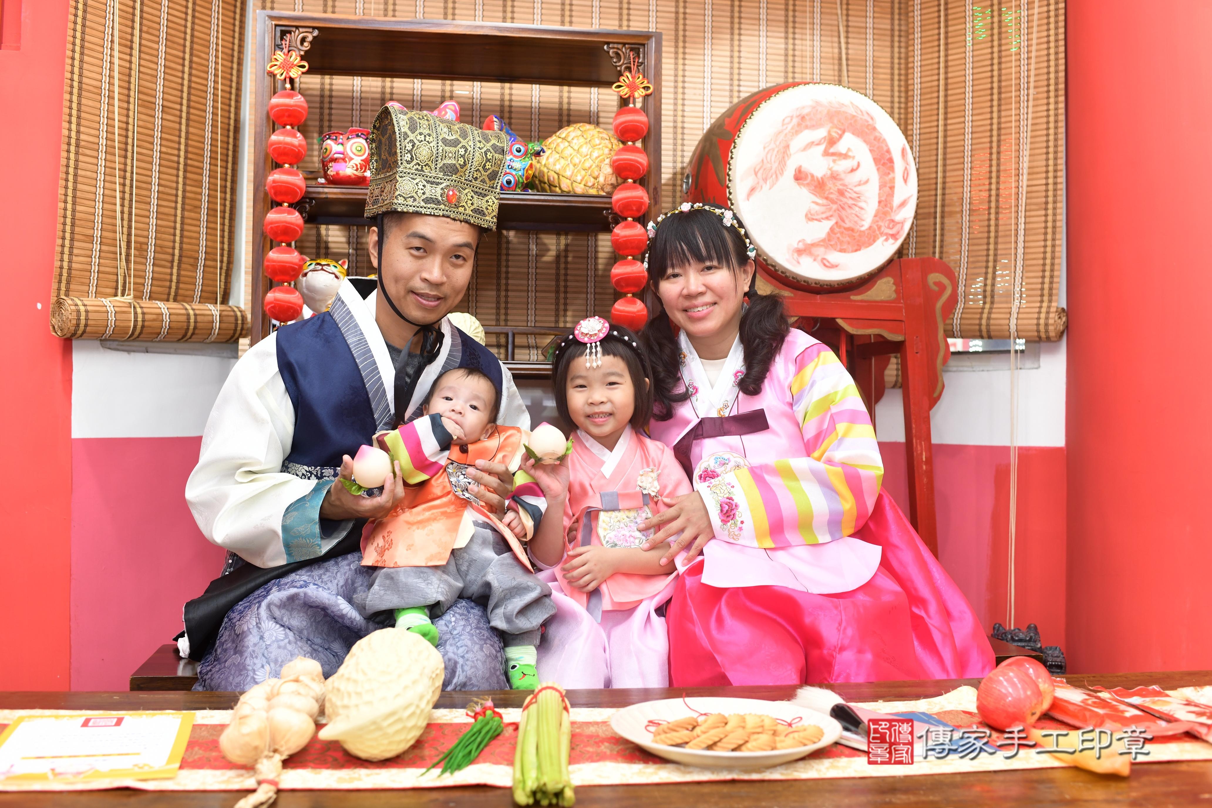 傳家手工印章高雄店、抓周、度脺、中國風會場、傳家嬰兒古禮、吉祥話、抓周道具物品24種、拍照。抓周證書。寶寶抓周、滿周歲、生日快樂、祝福