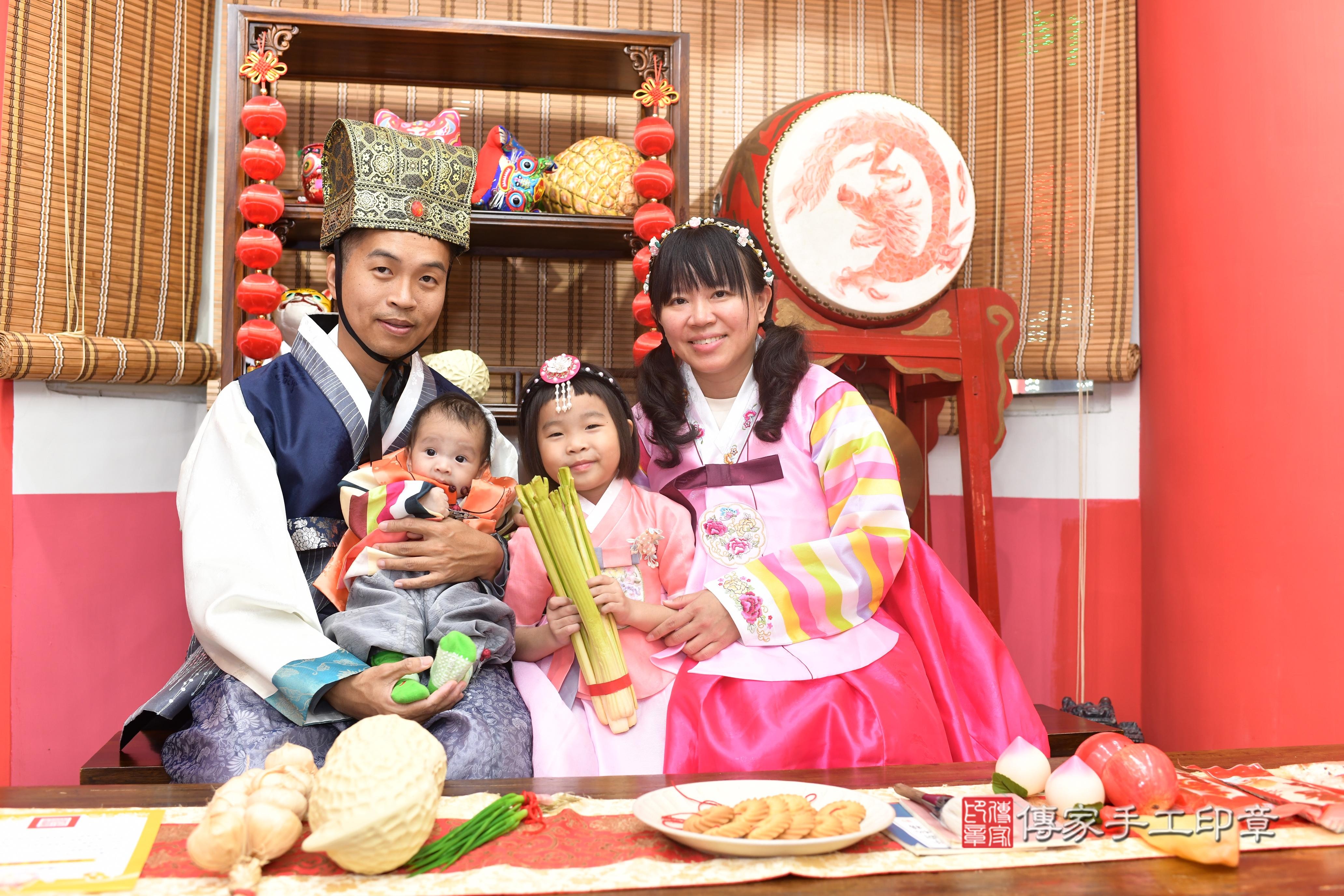 傳家手工印章高雄店、抓周、度脺、中國風會場、傳家嬰兒古禮、吉祥話、抓周道具物品24種、拍照。抓周證書。寶寶抓周、滿周歲、生日快樂、祝福