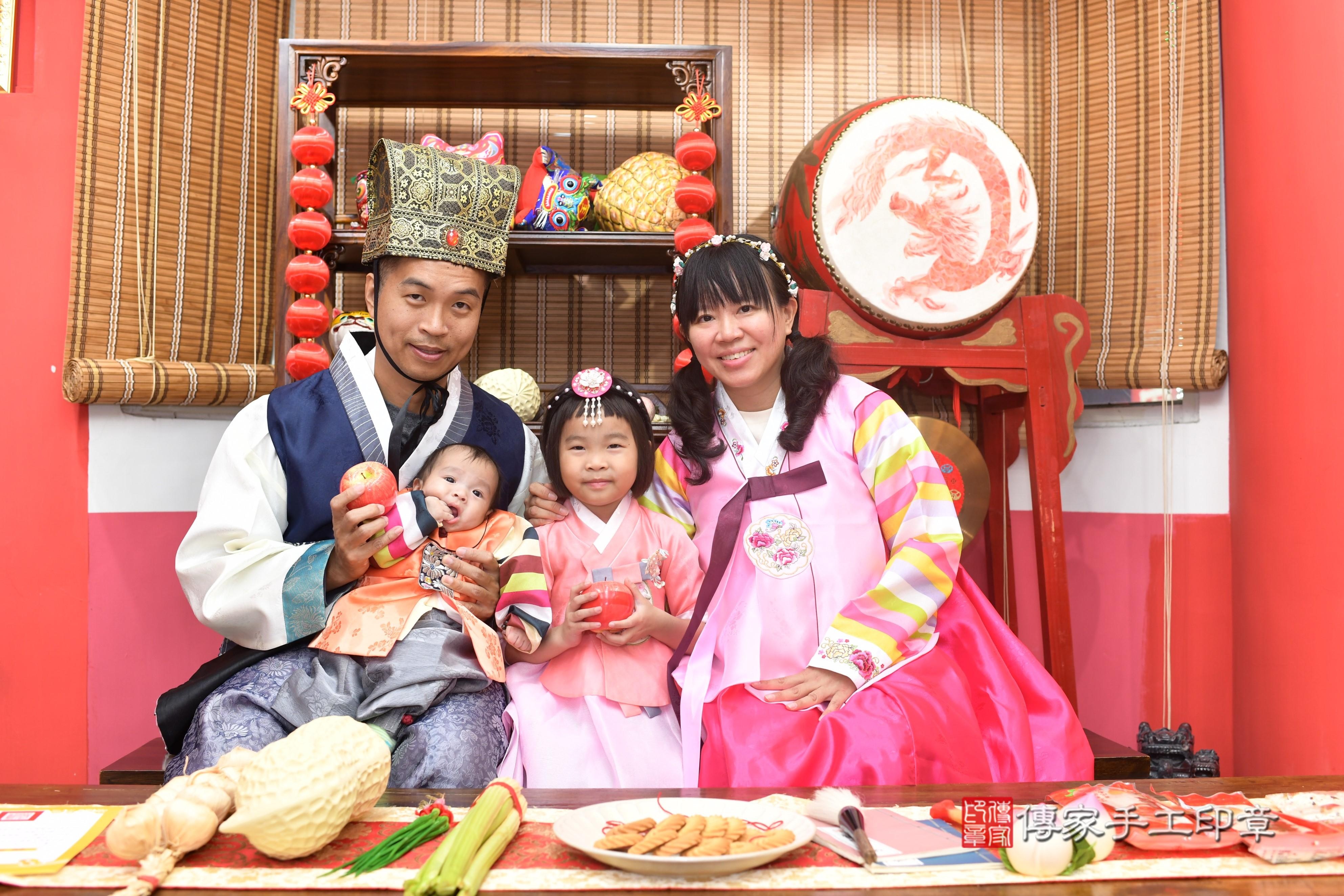 傳家手工印章高雄店、抓周、度脺、中國風會場、傳家嬰兒古禮、吉祥話、抓周道具物品24種、拍照。抓周證書。寶寶抓周、滿周歲、生日快樂、祝福