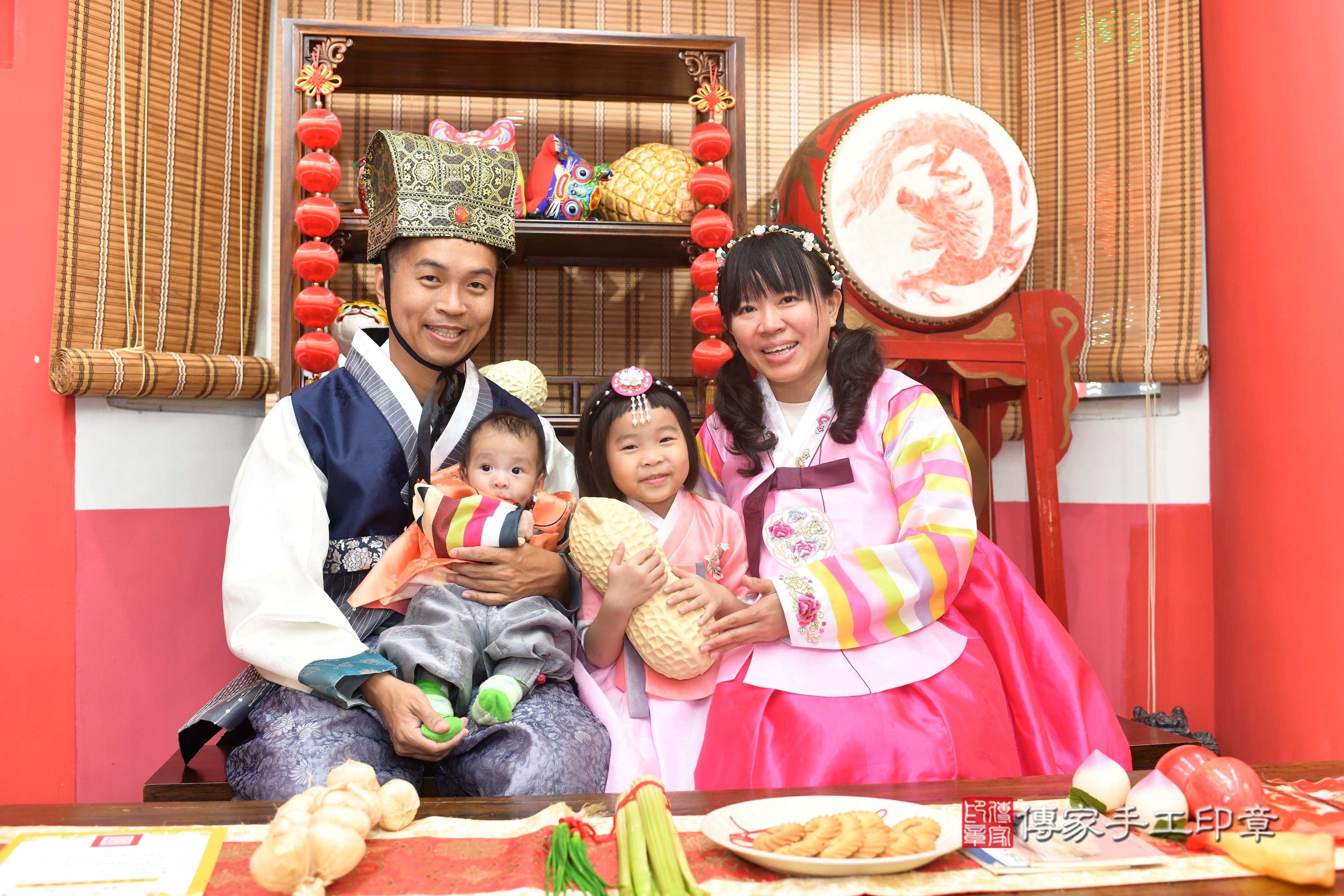 傳家手工印章高雄店、抓周、度脺、中國風會場、傳家嬰兒古禮、吉祥話、抓周道具物品24種、拍照。抓周證書。寶寶抓周、滿周歲、生日快樂、祝福