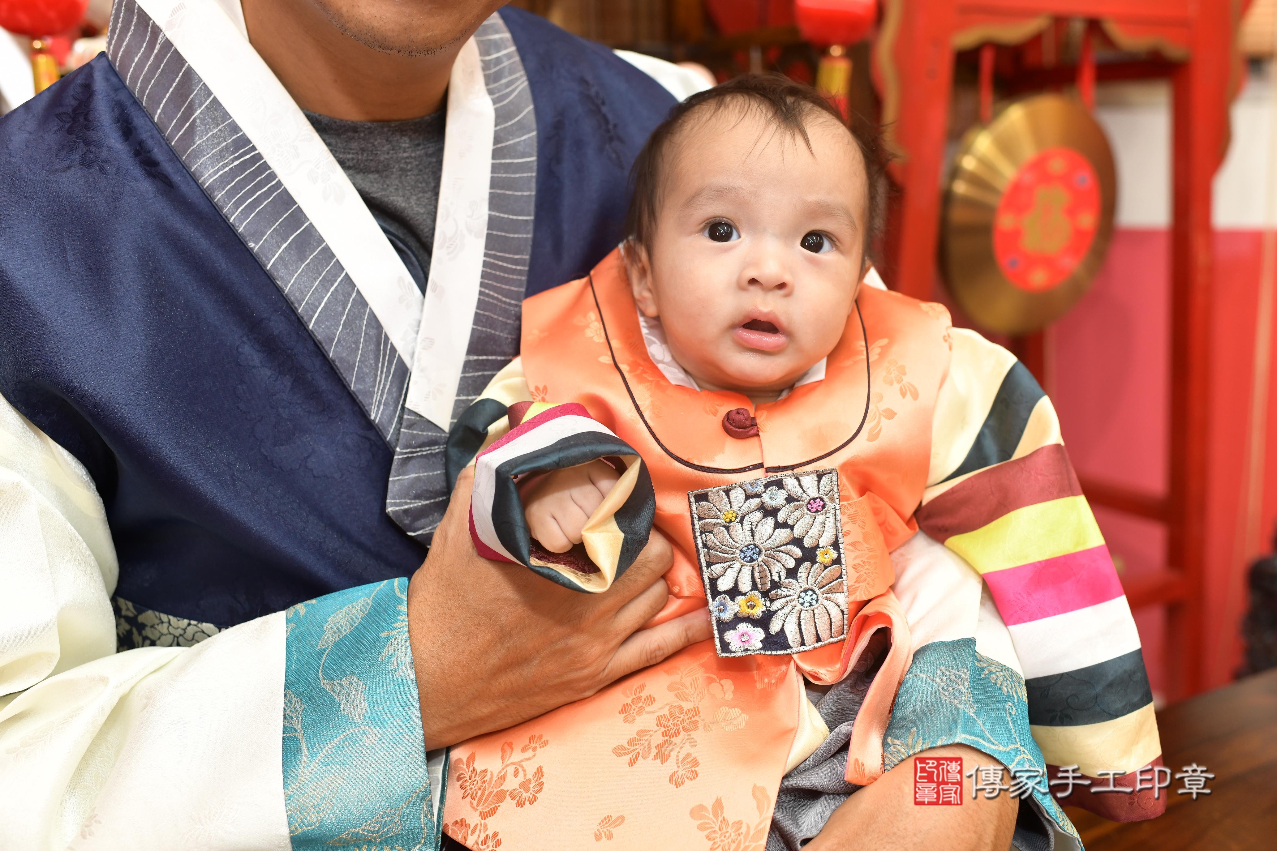 傳家手工印章高雄店、抓周、度脺、中國風會場、傳家嬰兒古禮、吉祥話、抓周道具物品24種、拍照。抓周證書。寶寶抓周、滿周歲、生日快樂、祝福