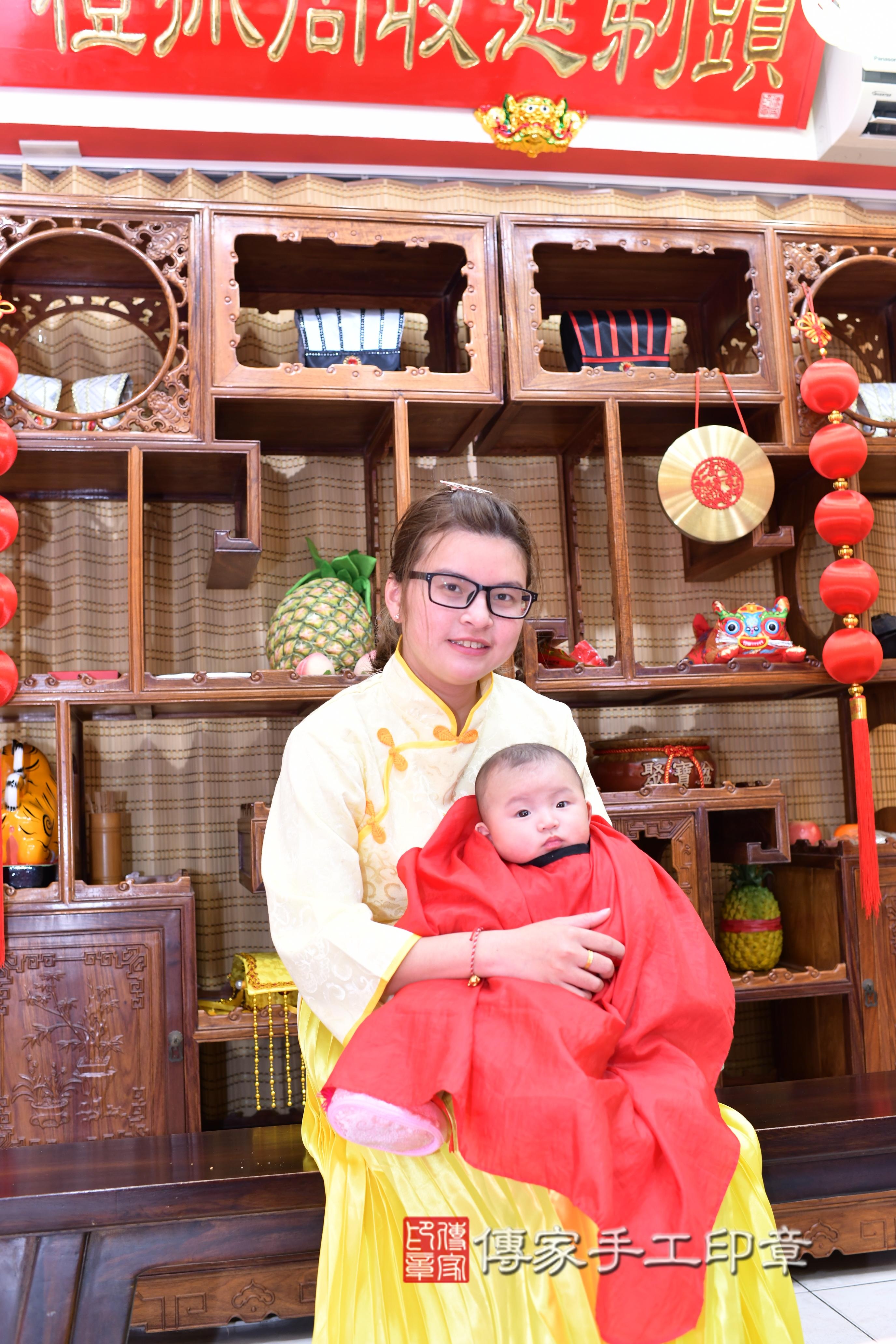 傳家手工印章台南店、抓周、度脺、中國風會場、傳家嬰兒古禮、吉祥話、抓周道具物品24種、拍照。抓周證書。寶寶抓周、滿周歲、生日快樂、祝福