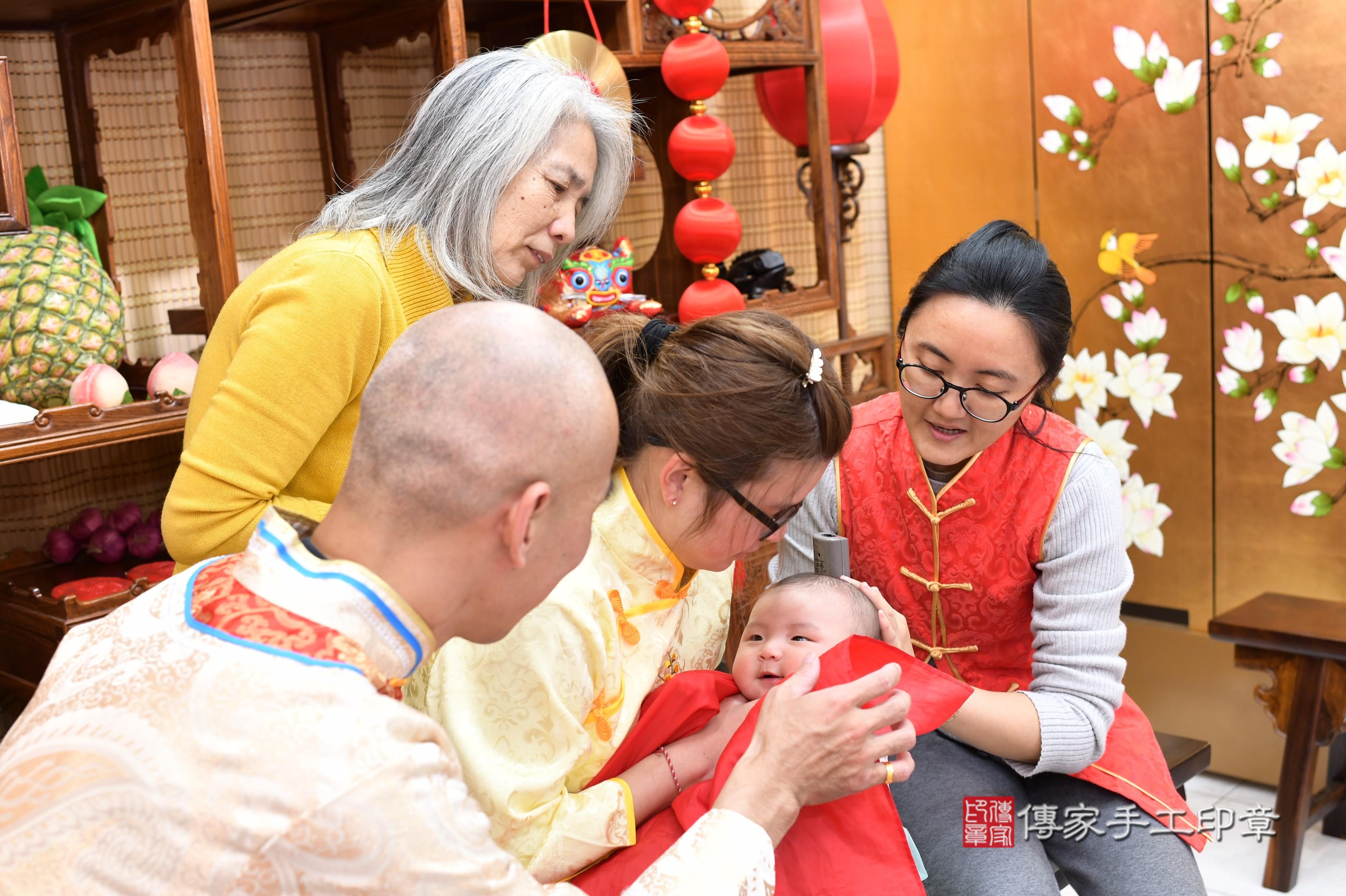 傳家手工印章台南店、抓周、度脺、中國風會場、傳家嬰兒古禮、吉祥話、抓周道具物品24種、拍照。抓周證書。寶寶抓周、滿周歲、生日快樂、祝福