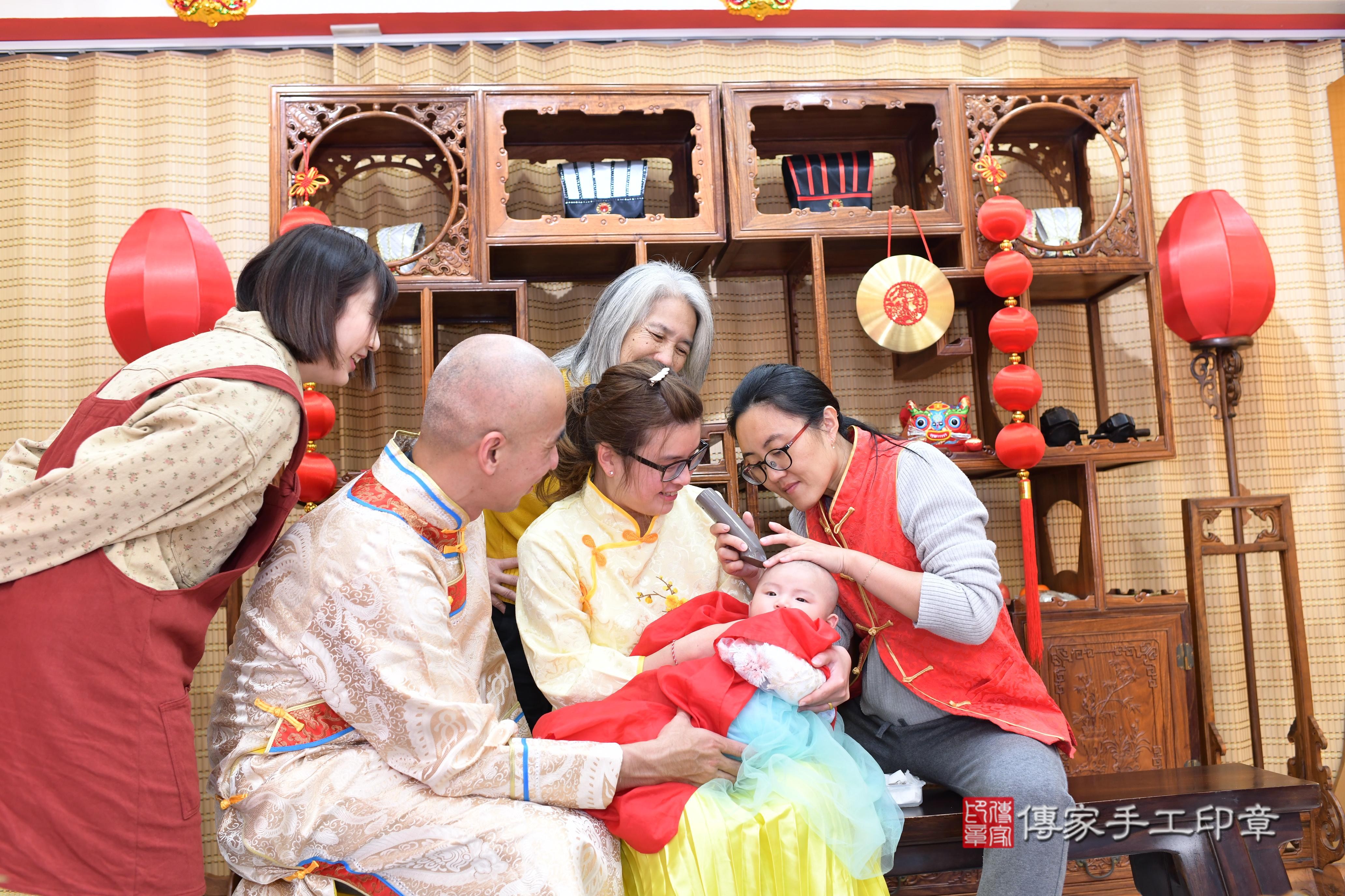 傳家手工印章台南店、抓周、度脺、中國風會場、傳家嬰兒古禮、吉祥話、抓周道具物品24種、拍照。抓周證書。寶寶抓周、滿周歲、生日快樂、祝福