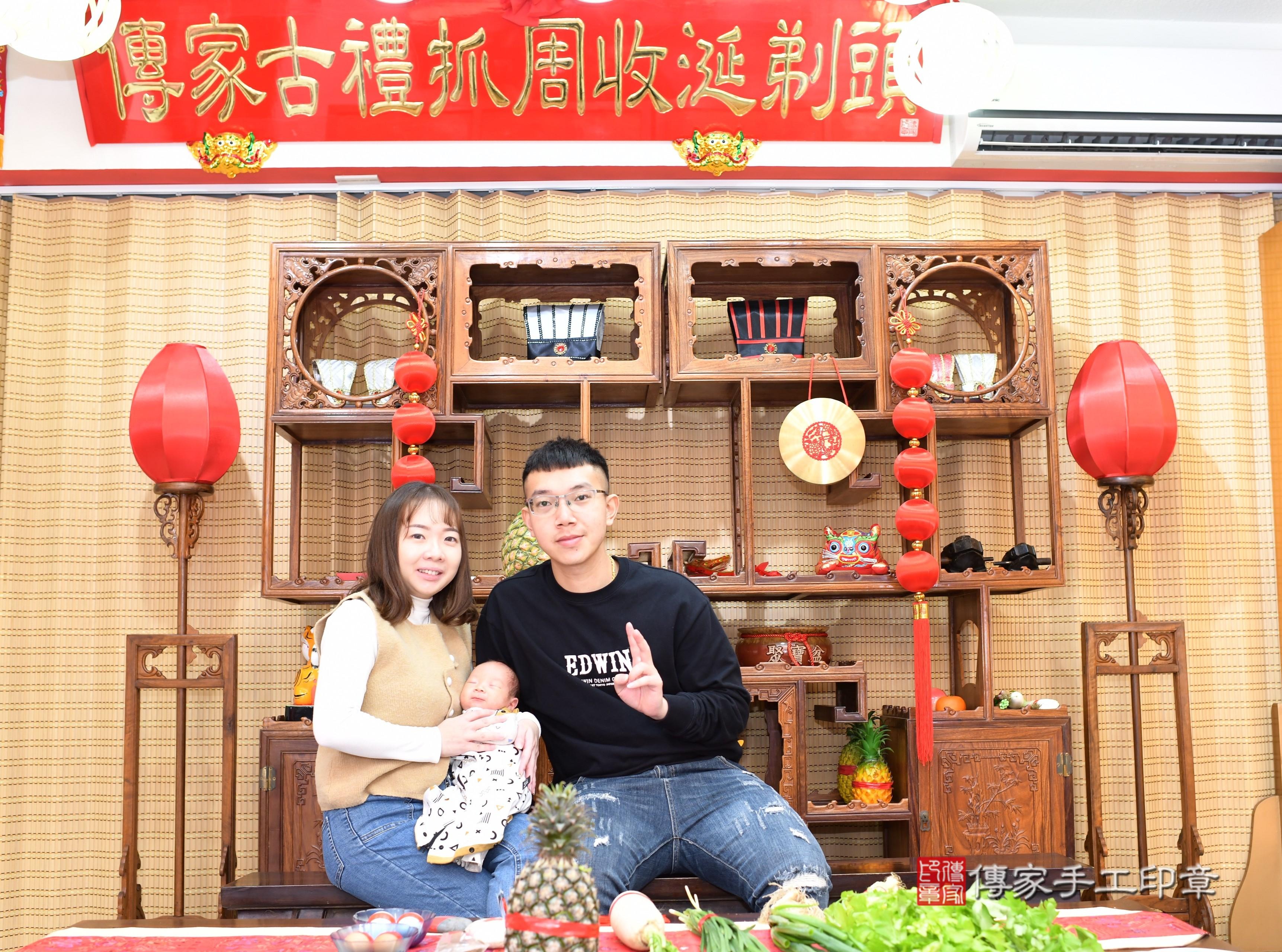 傳家手工印章台南店、抓周、度脺、中國風會場、傳家嬰兒古禮、吉祥話、抓周道具物品24種、拍照。抓周證書。寶寶抓周、滿周歲、生日快樂、祝福