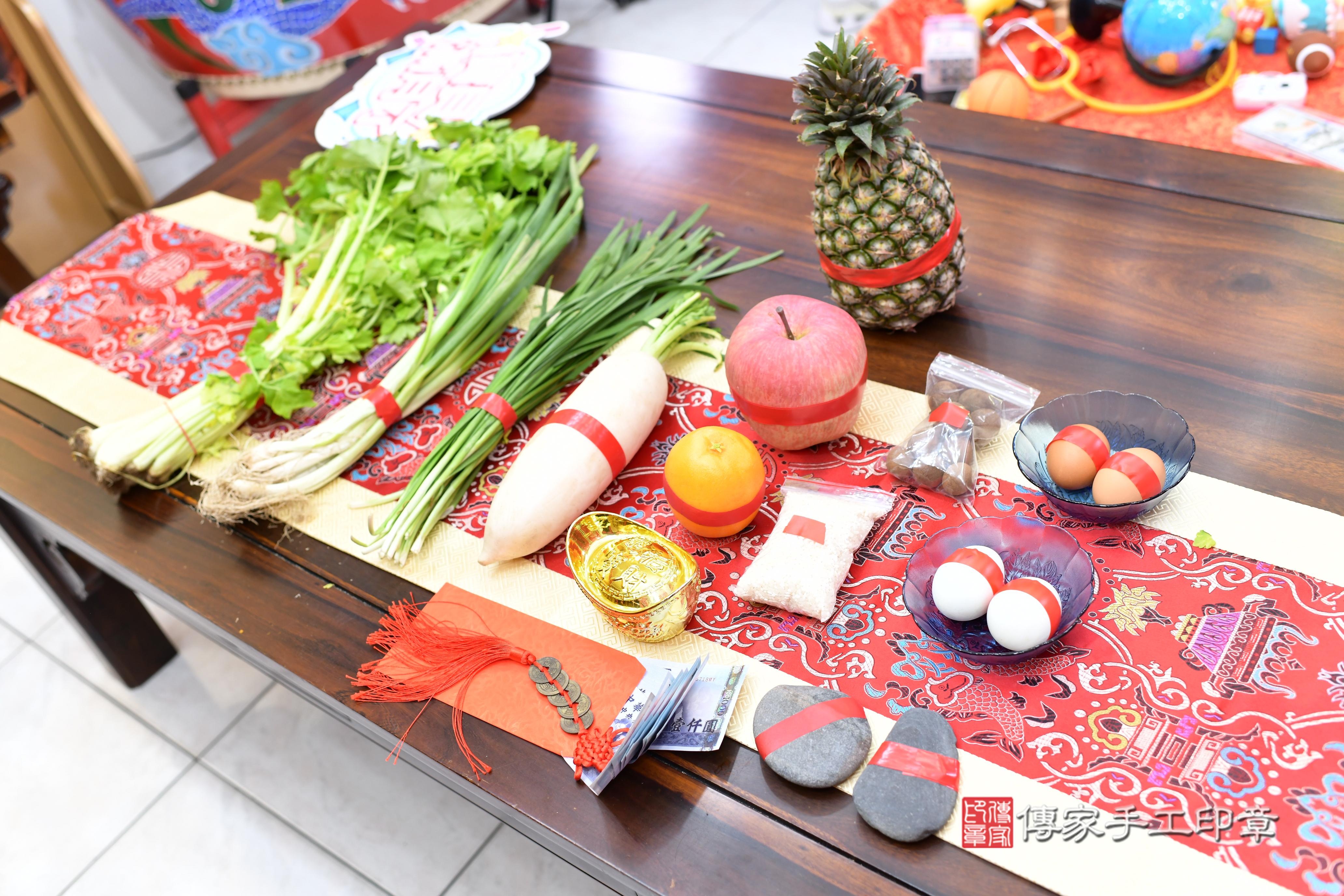 傳家手工印章台南店、抓周、度脺、中國風會場、傳家嬰兒古禮、吉祥話、抓周道具物品24種、拍照。抓周證書。寶寶抓周、滿周歲、生日快樂、祝福