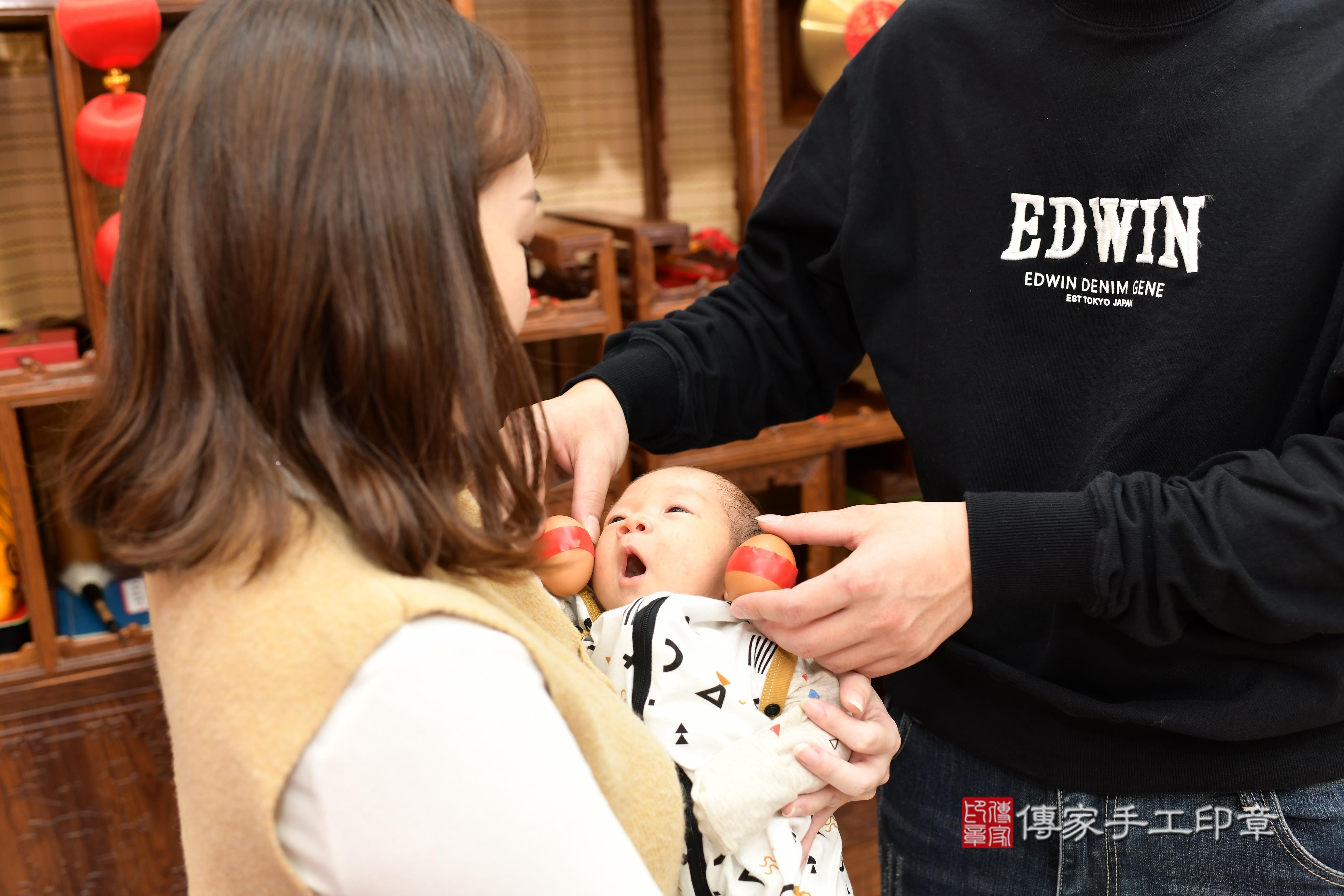 傳家手工印章台南店、抓周、度脺、中國風會場、傳家嬰兒古禮、吉祥話、抓周道具物品24種、拍照。抓周證書。寶寶抓周、滿周歲、生日快樂、祝福