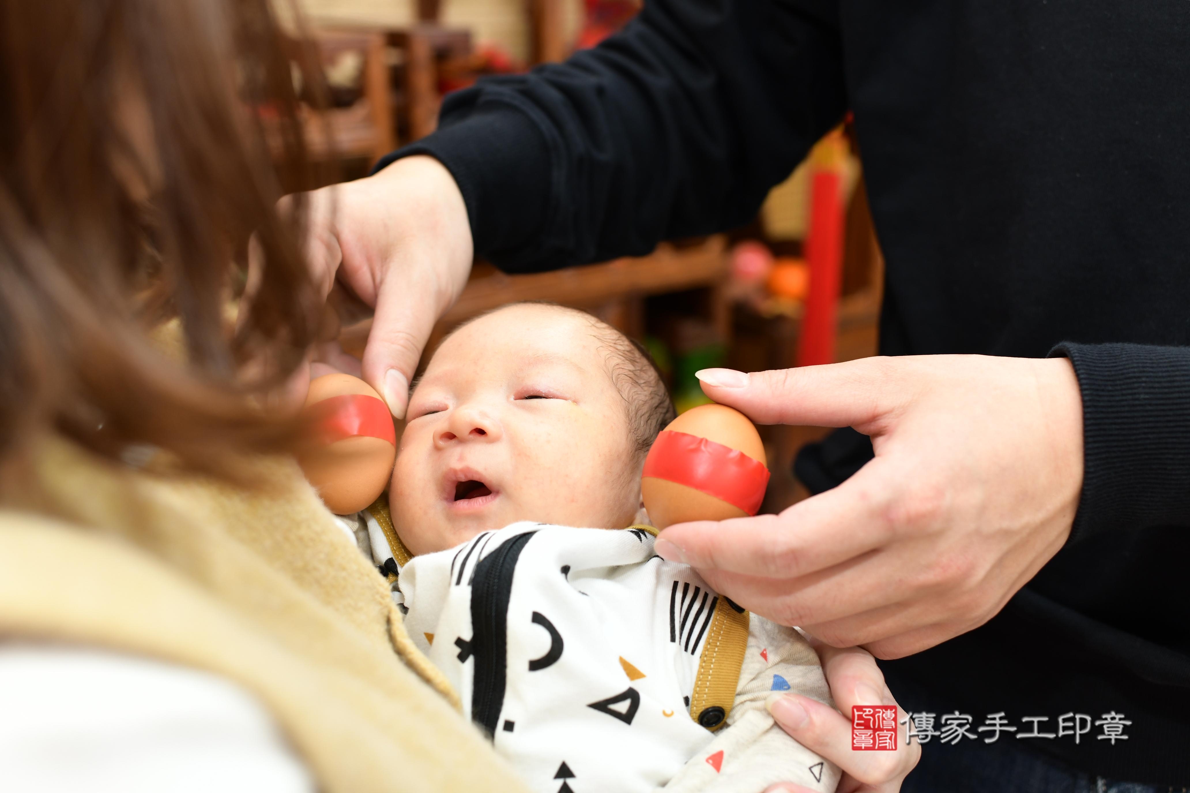 傳家手工印章台南店、抓周、度脺、中國風會場、傳家嬰兒古禮、吉祥話、抓周道具物品24種、拍照。抓周證書。寶寶抓周、滿周歲、生日快樂、祝福