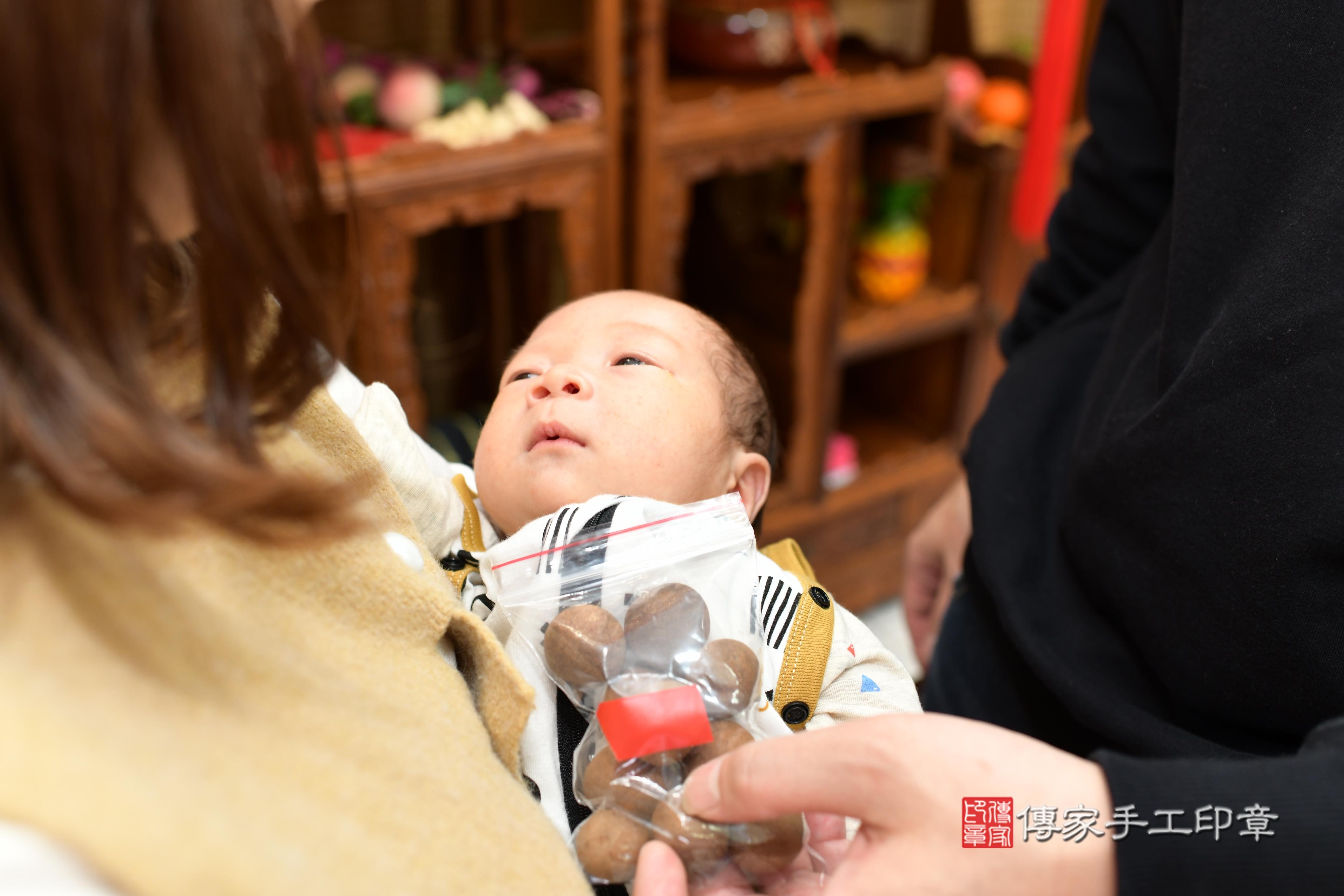 傳家手工印章台南店、抓周、度脺、中國風會場、傳家嬰兒古禮、吉祥話、抓周道具物品24種、拍照。抓周證書。寶寶抓周、滿周歲、生日快樂、祝福