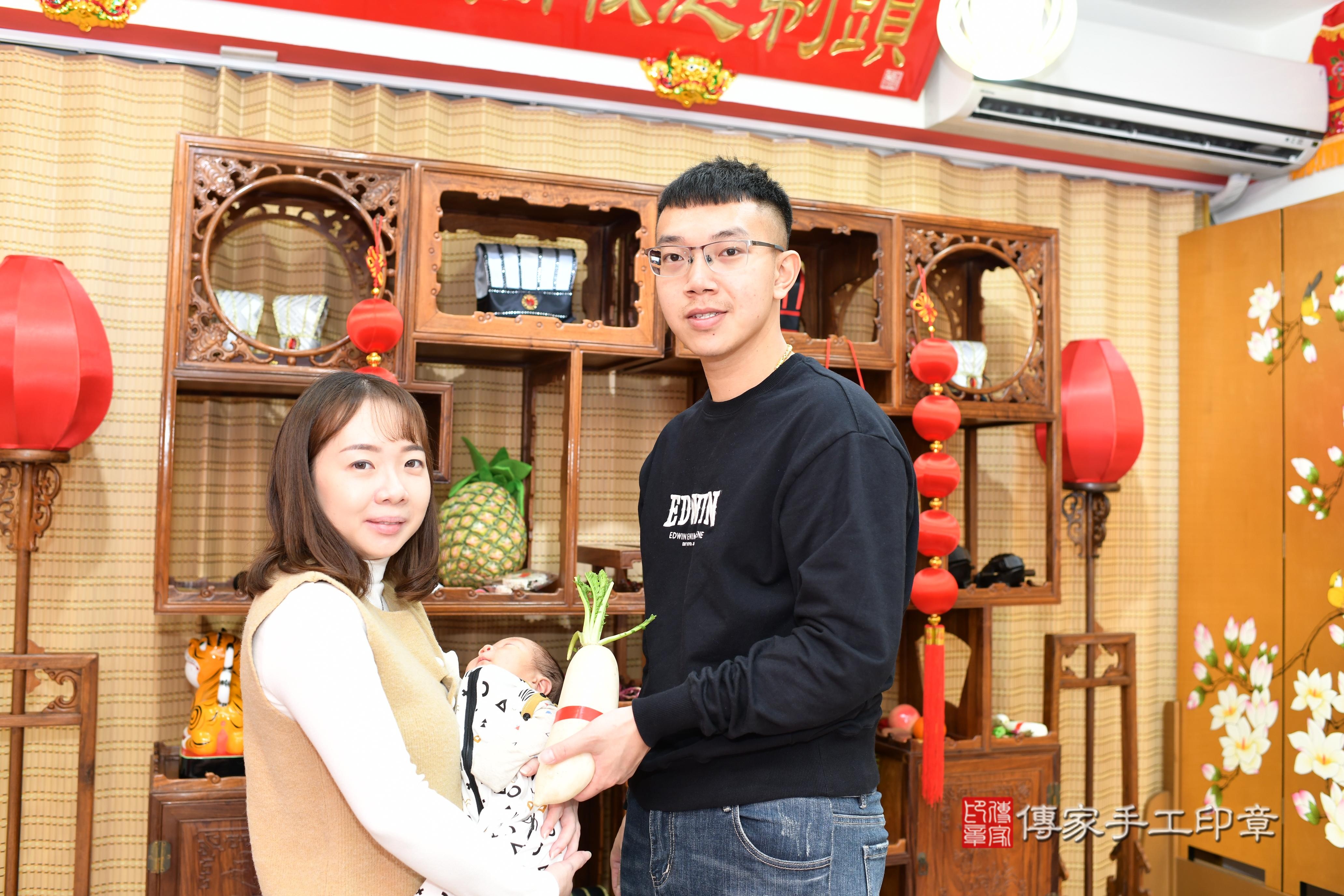 傳家手工印章台南店、抓周、度脺、中國風會場、傳家嬰兒古禮、吉祥話、抓周道具物品24種、拍照。抓周證書。寶寶抓周、滿周歲、生日快樂、祝福