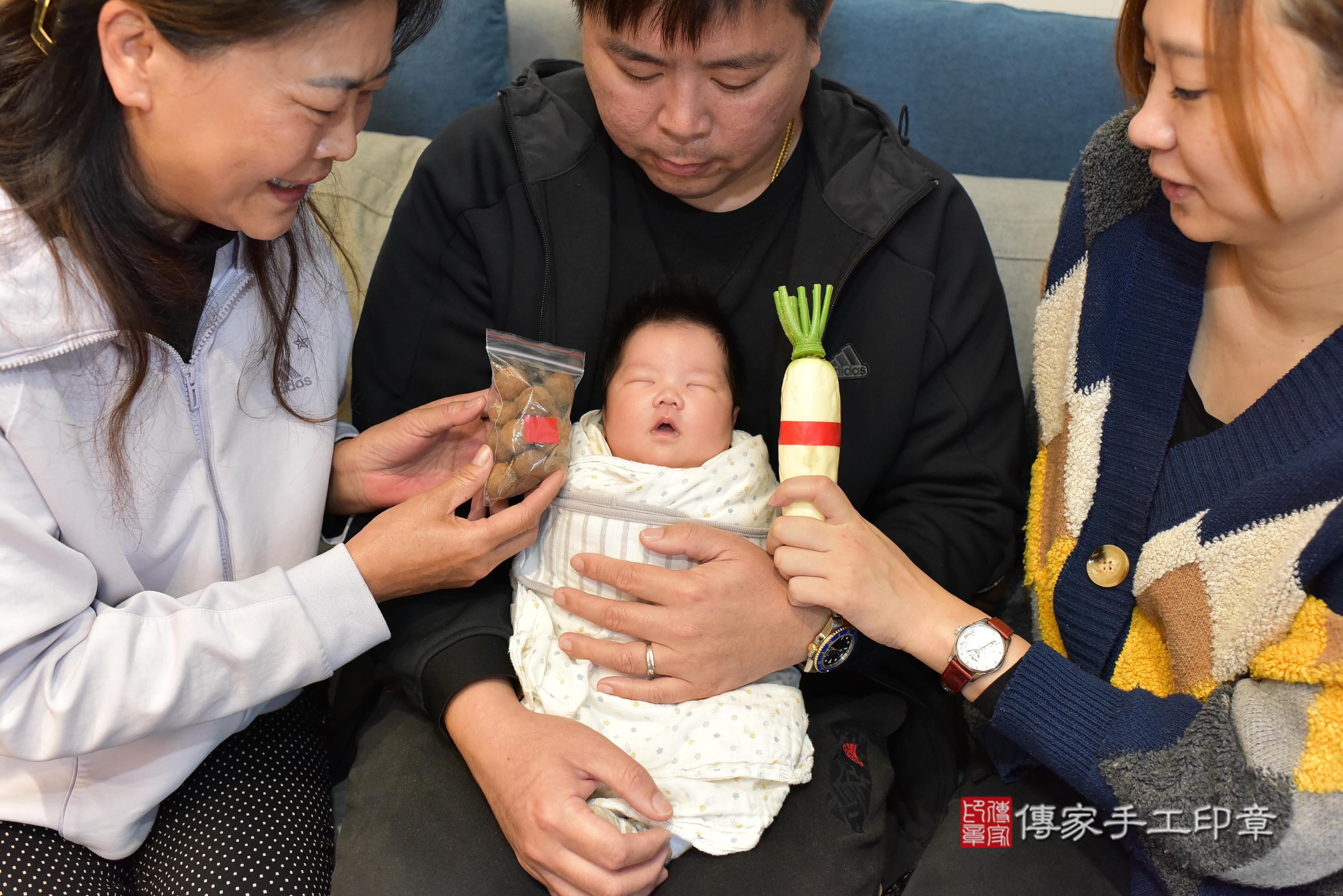 傳家手工印章台南店、抓周、度脺、中國風會場、傳家嬰兒古禮、吉祥話、抓周道具物品24種、拍照。抓周證書。寶寶抓周、滿周歲、生日快樂、祝福