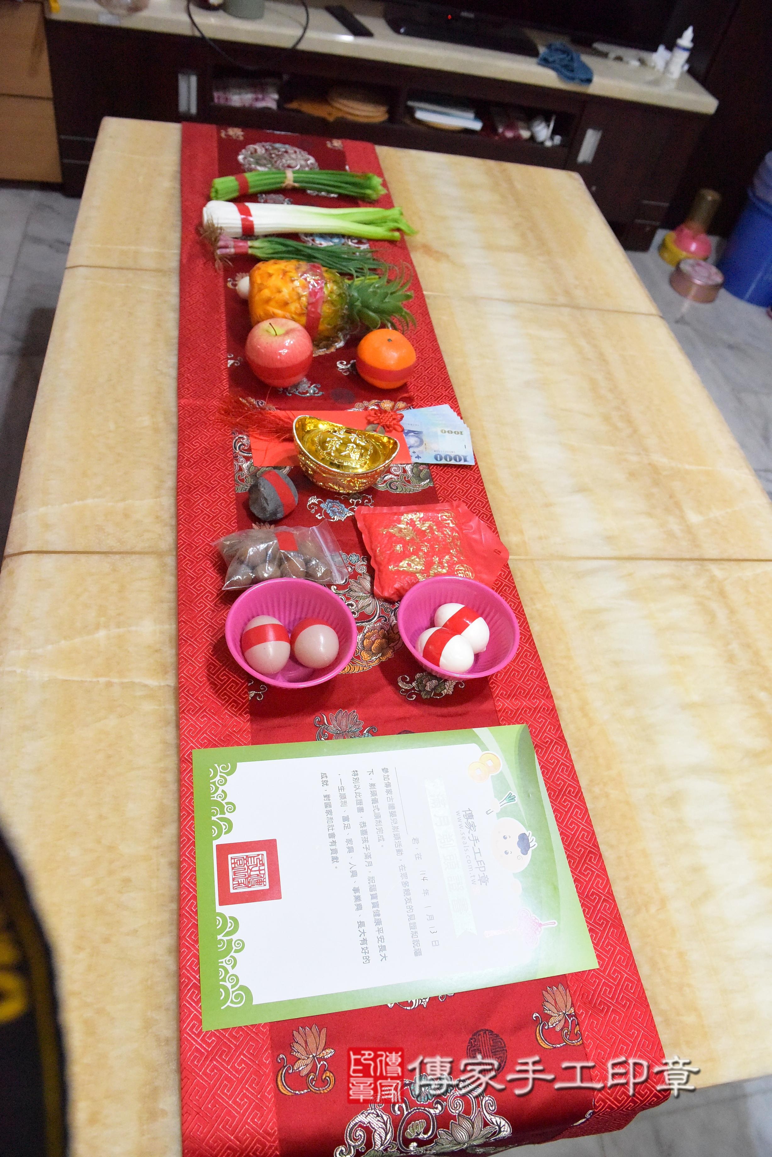 傳家手工印章高雄店、抓周、度脺、中國風會場、傳家嬰兒古禮、吉祥話、抓周道具物品24種、拍照。抓周證書。寶寶抓周、滿周歲、生日快樂、祝福