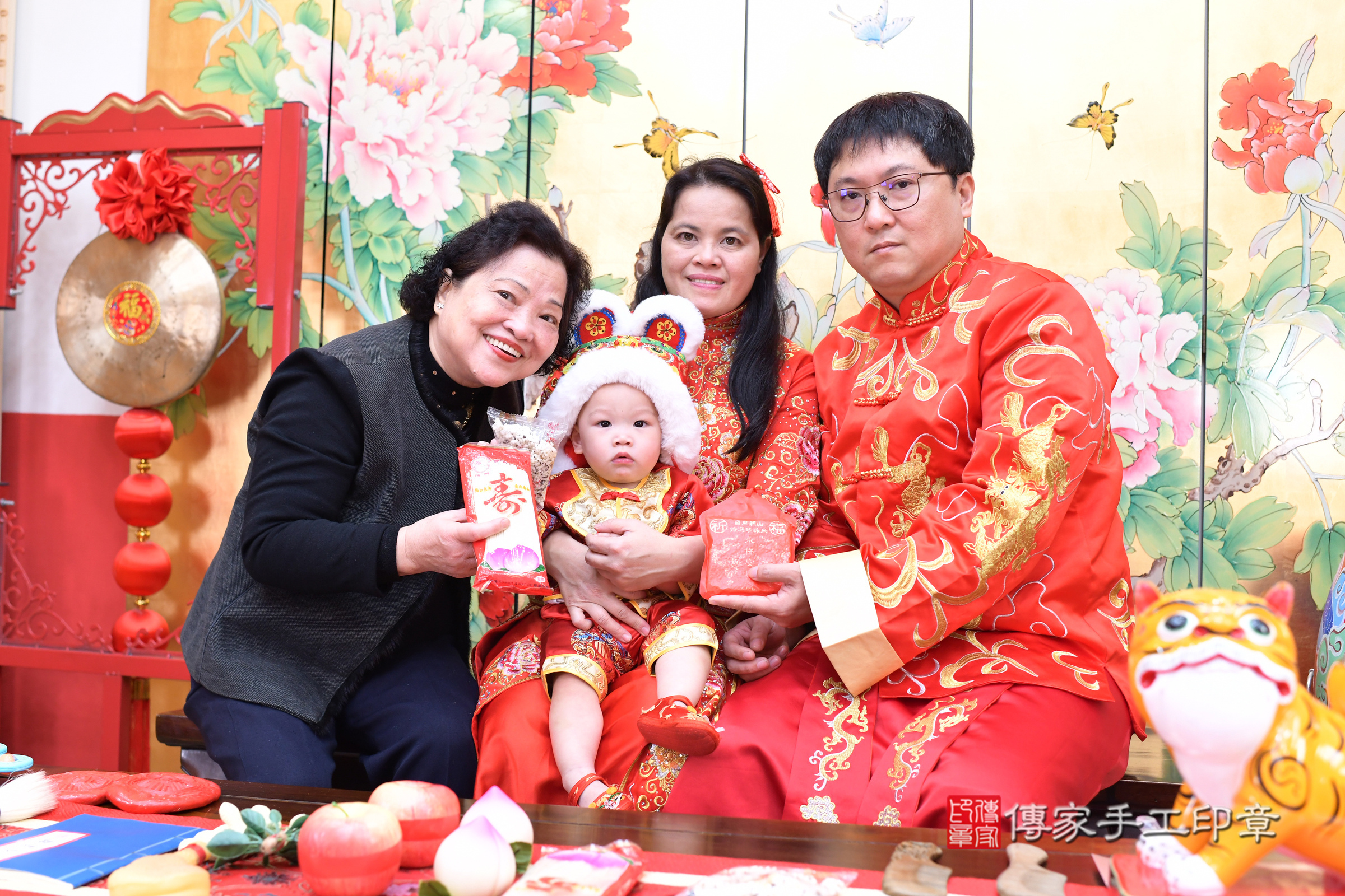 台北市大同區小峰寶寶抓周推薦:傳家台北店抓周度脺中國風會場,嬰兒古禮抓周流程儀式吉祥話、抓周道具物品24種、拍照。抓周證書。2025.1.3,照片17 台北市大同區小峰寶寶抓周推薦:傳家台北店抓周度脺中國風會場,嬰兒古禮抓周流程儀式吉祥話、抓周道具物品24種、拍照。抓周證書。2025.1.3,照片17