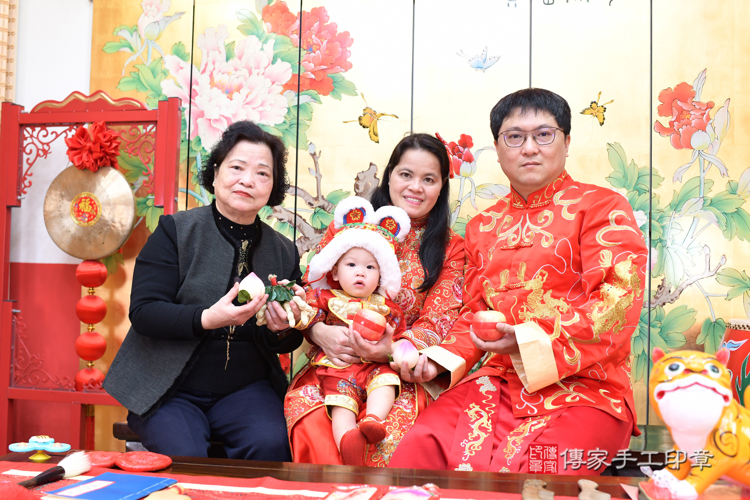 台北市大同區小峰寶寶抓周推薦:傳家台北店抓周度脺中國風會場,嬰兒古禮抓周流程儀式吉祥話、抓周道具物品24種、拍照。抓周證書。2025.1.3,照片18 台北市大同區小峰寶寶抓周推薦:傳家台北店抓周度脺中國風會場,嬰兒古禮抓周流程儀式吉祥話、抓周道具物品24種、拍照。抓周證書。2025.1.3,照片18