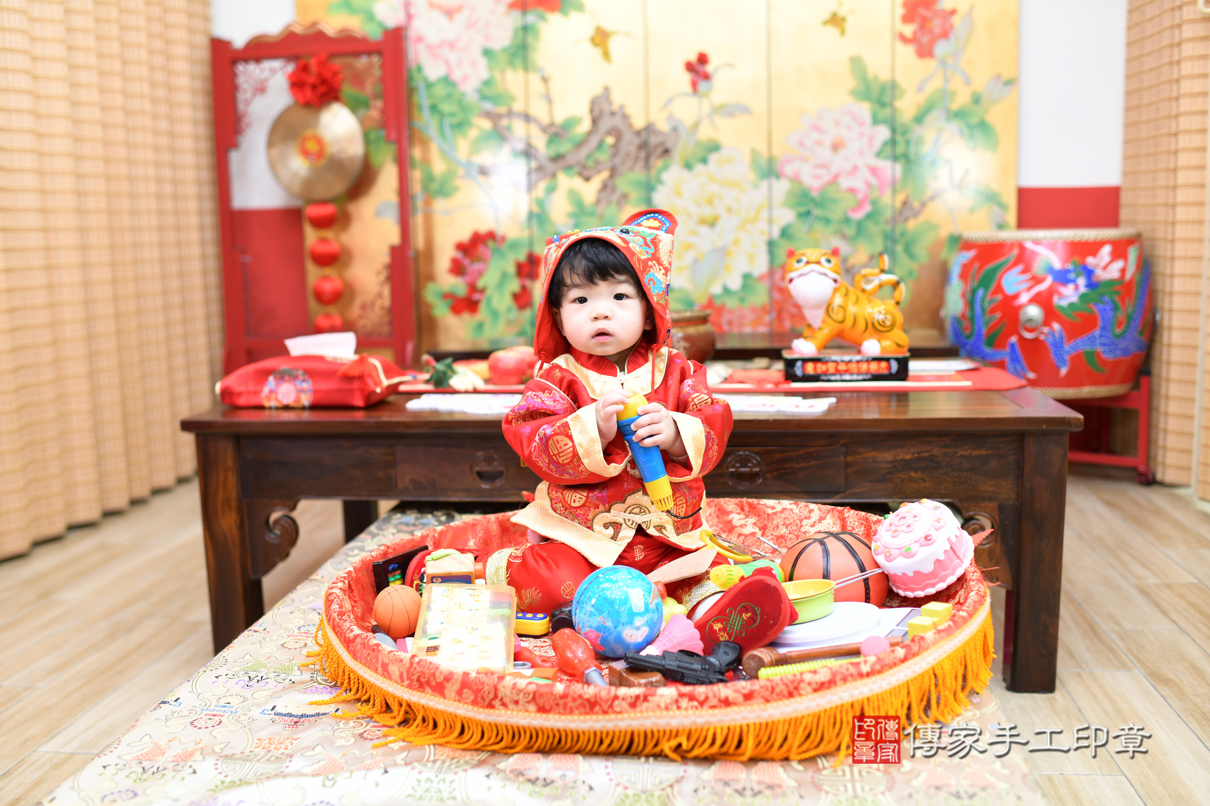 台北市大同區軒軒寶寶抓周推薦：傳家台北店抓周度脺中國風會場，嬰兒古禮抓周流程儀式吉祥話、抓周道具物品24種、拍照。抓周證書。2025.1.10，照片1