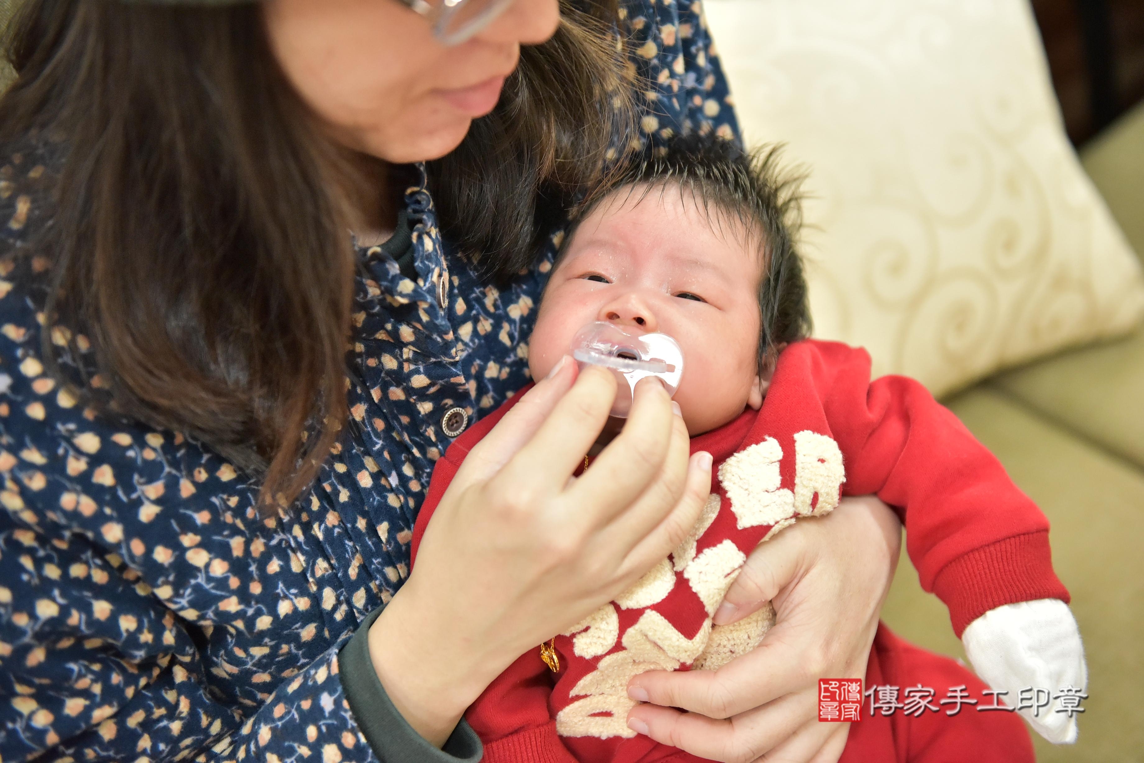 傳家手工印章高雄店、抓周、度脺、中國風會場、傳家嬰兒古禮、吉祥話、抓周道具物品24種、拍照。抓周證書。寶寶抓周、滿周歲、生日快樂、祝福