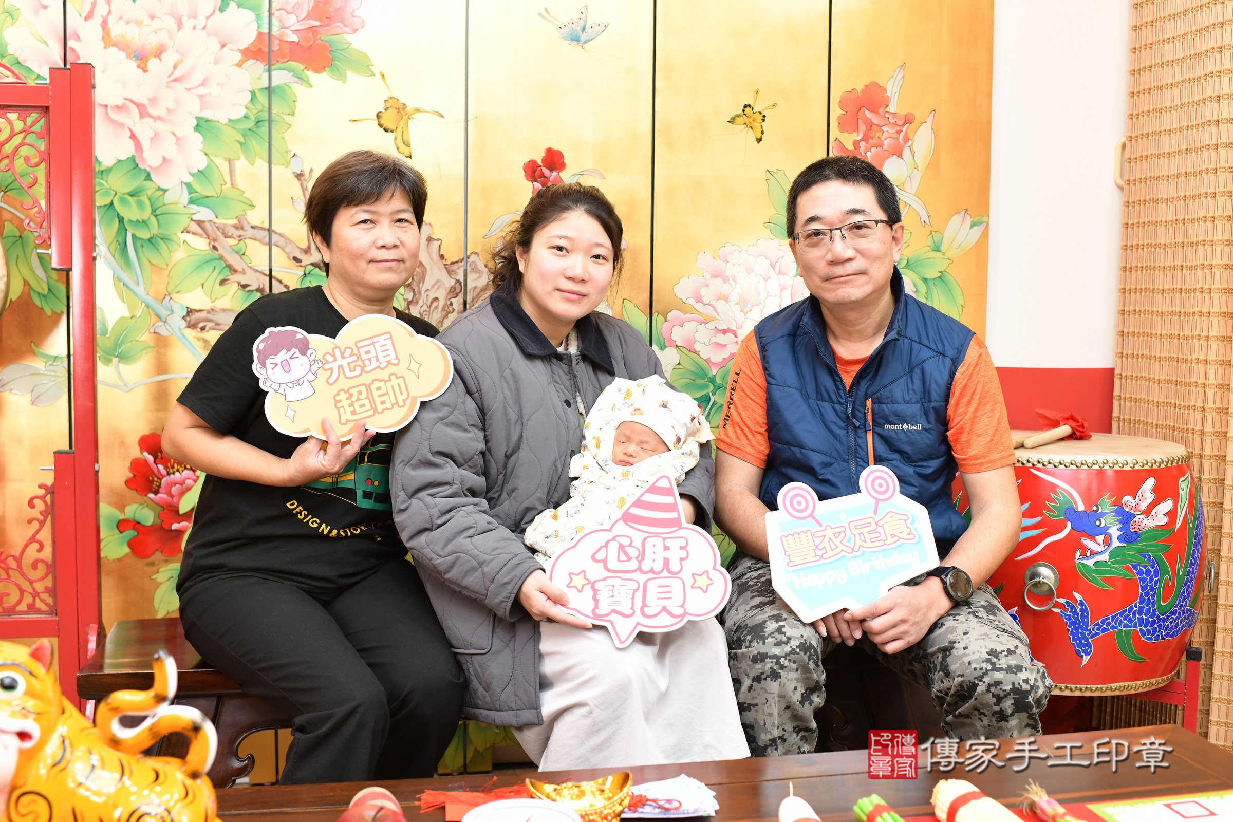 小朔寶寶(台北市大同區嬰兒寶寶滿月剃頭理髮、嬰兒剃胎毛儀式吉祥話)。中國風會場，爸媽寶貝穿「日中韓」古裝禮服。專業拍照、證書。★購買「臍帶章、肚臍章、胎毛筆刷印章」贈送：剃頭、收涎、抓周，三選一。2025.1.13，照片1