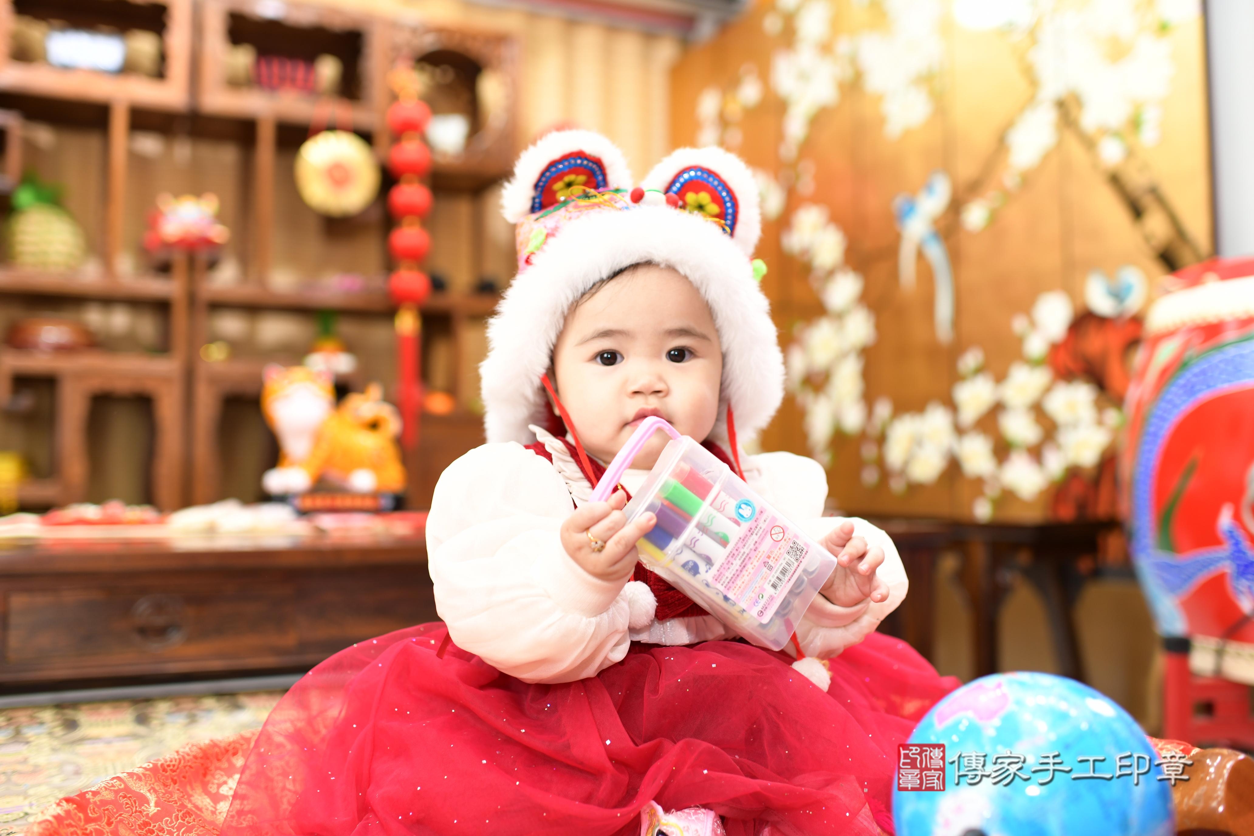 傳家手工印章台南店、抓周、度脺、中國風會場、傳家嬰兒古禮、吉祥話、抓周道具物品24種、拍照。抓周證書。寶寶抓周、滿周歲、生日快樂、祝福