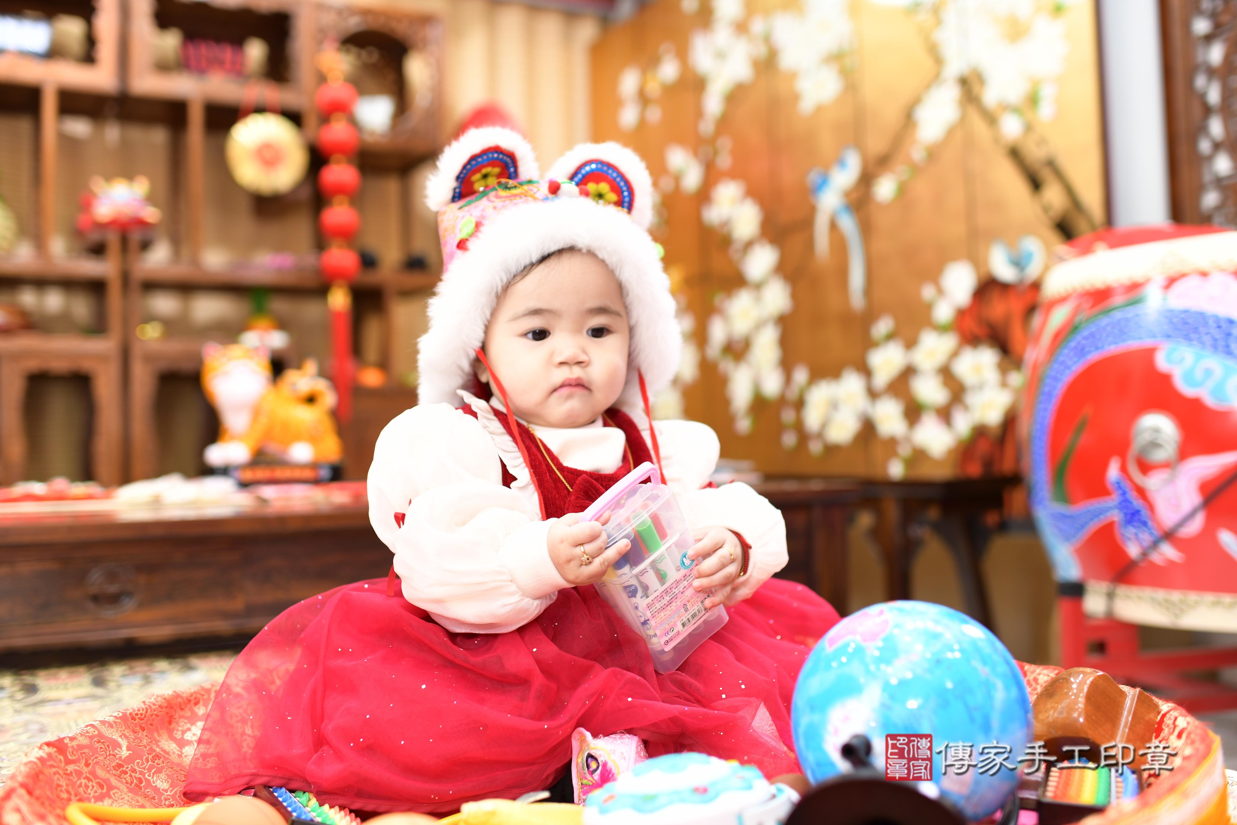 傳家手工印章台南店、抓周、度脺、中國風會場、傳家嬰兒古禮、吉祥話、抓周道具物品24種、拍照。抓周證書。寶寶抓周、滿周歲、生日快樂、祝福 傳家手工印章台南店、抓周、度脺、中國風會場、傳家嬰兒古禮、吉祥話、抓周道具物品24種、拍照。抓周證書。寶寶抓周、滿周歲、生日快樂、祝福