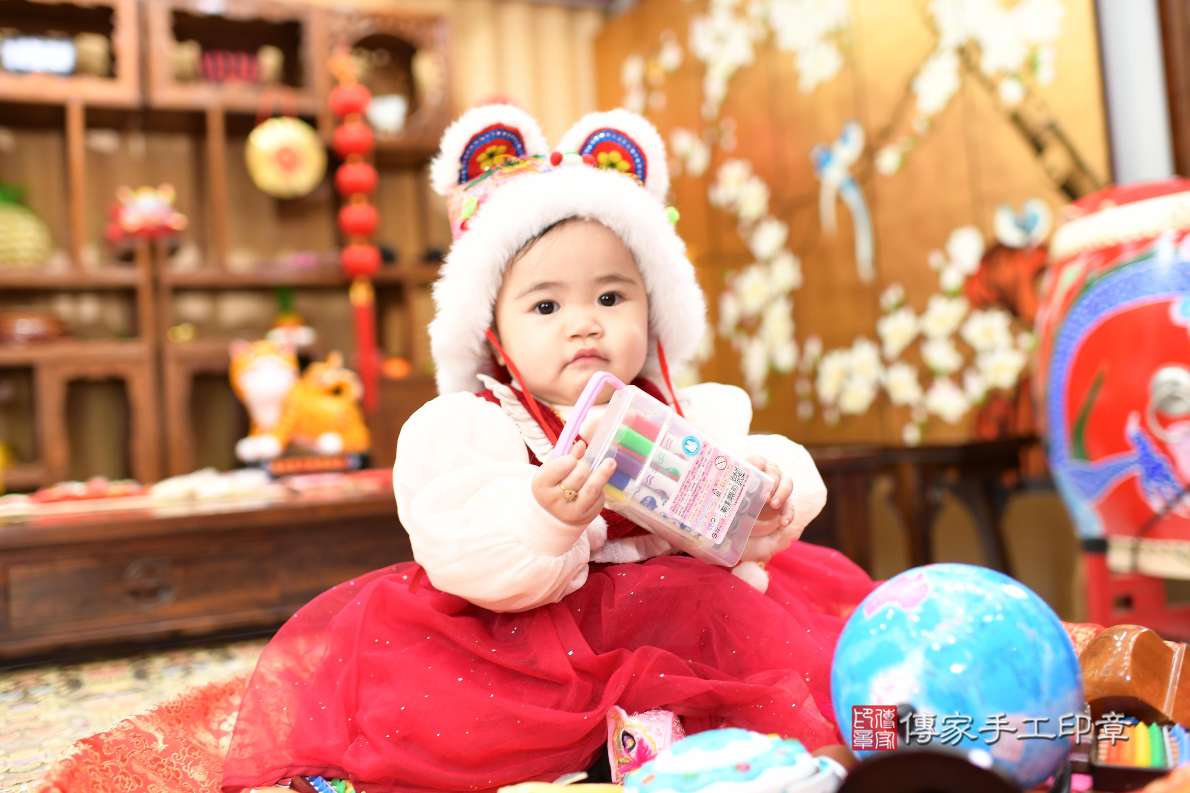 傳家手工印章台南店、抓周、度脺、中國風會場、傳家嬰兒古禮、吉祥話、抓周道具物品24種、拍照。抓周證書。寶寶抓周、滿周歲、生日快樂、祝福 傳家手工印章台南店、抓周、度脺、中國風會場、傳家嬰兒古禮、吉祥話、抓周道具物品24種、拍照。抓周證書。寶寶抓周、滿周歲、生日快樂、祝福