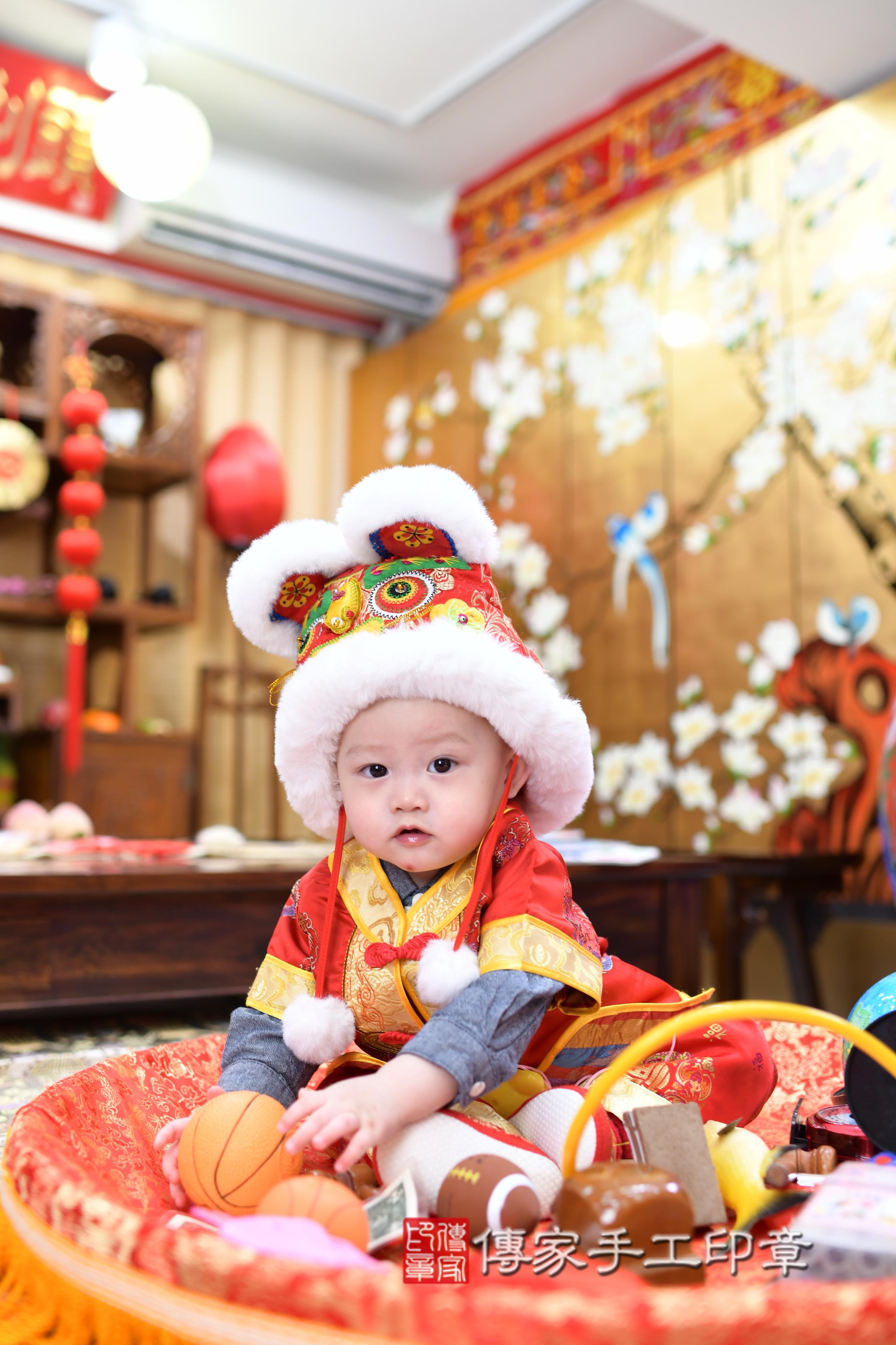 傳家手工印章台南店、抓周、度脺、中國風會場、傳家嬰兒古禮、吉祥話、抓周道具物品24種、拍照。抓周證書。寶寶抓周、滿周歲、生日快樂、祝福