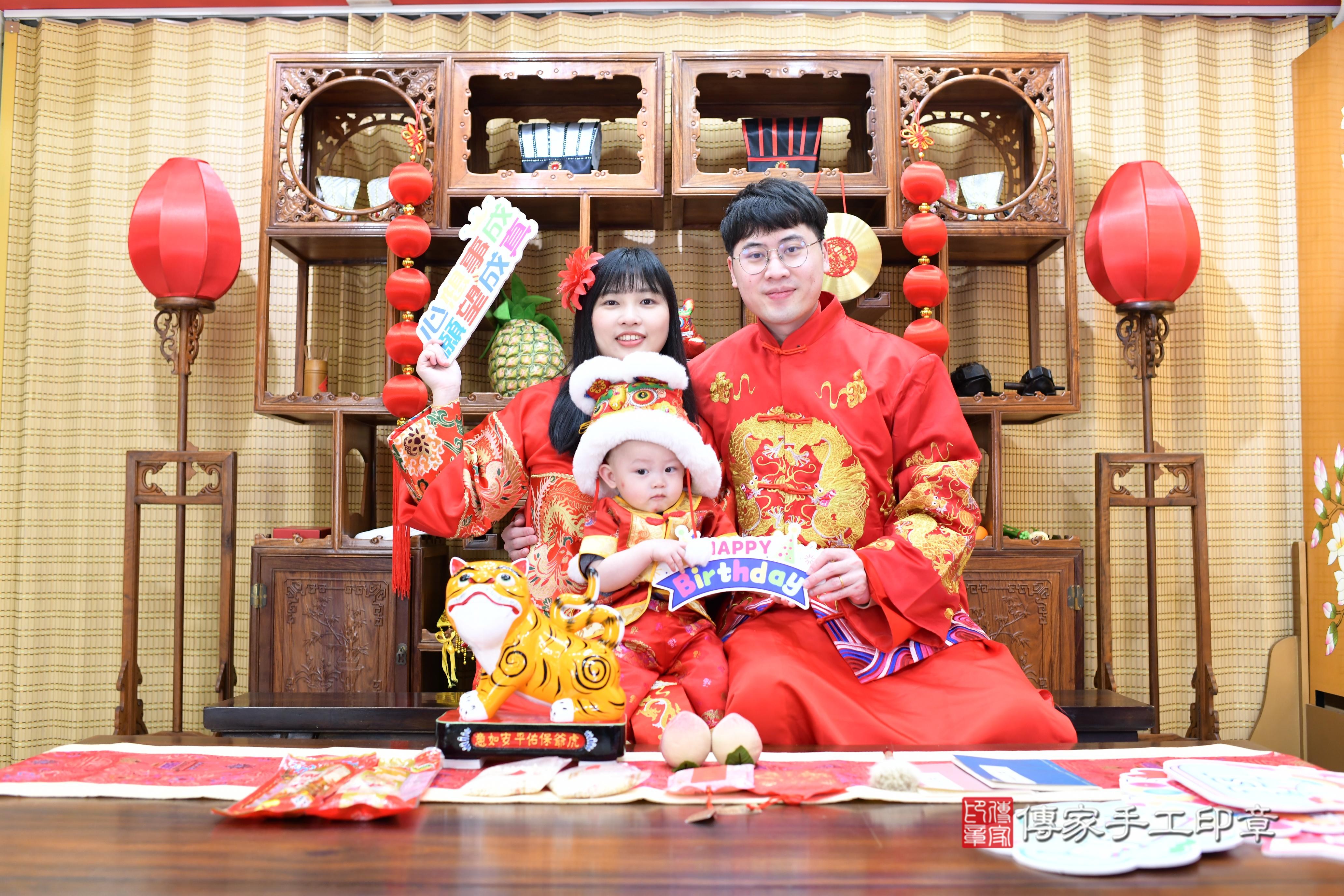 傳家手工印章台南店、抓周、度脺、中國風會場、傳家嬰兒古禮、吉祥話、抓周道具物品24種、拍照。抓周證書。寶寶抓周、滿周歲、生日快樂、祝福