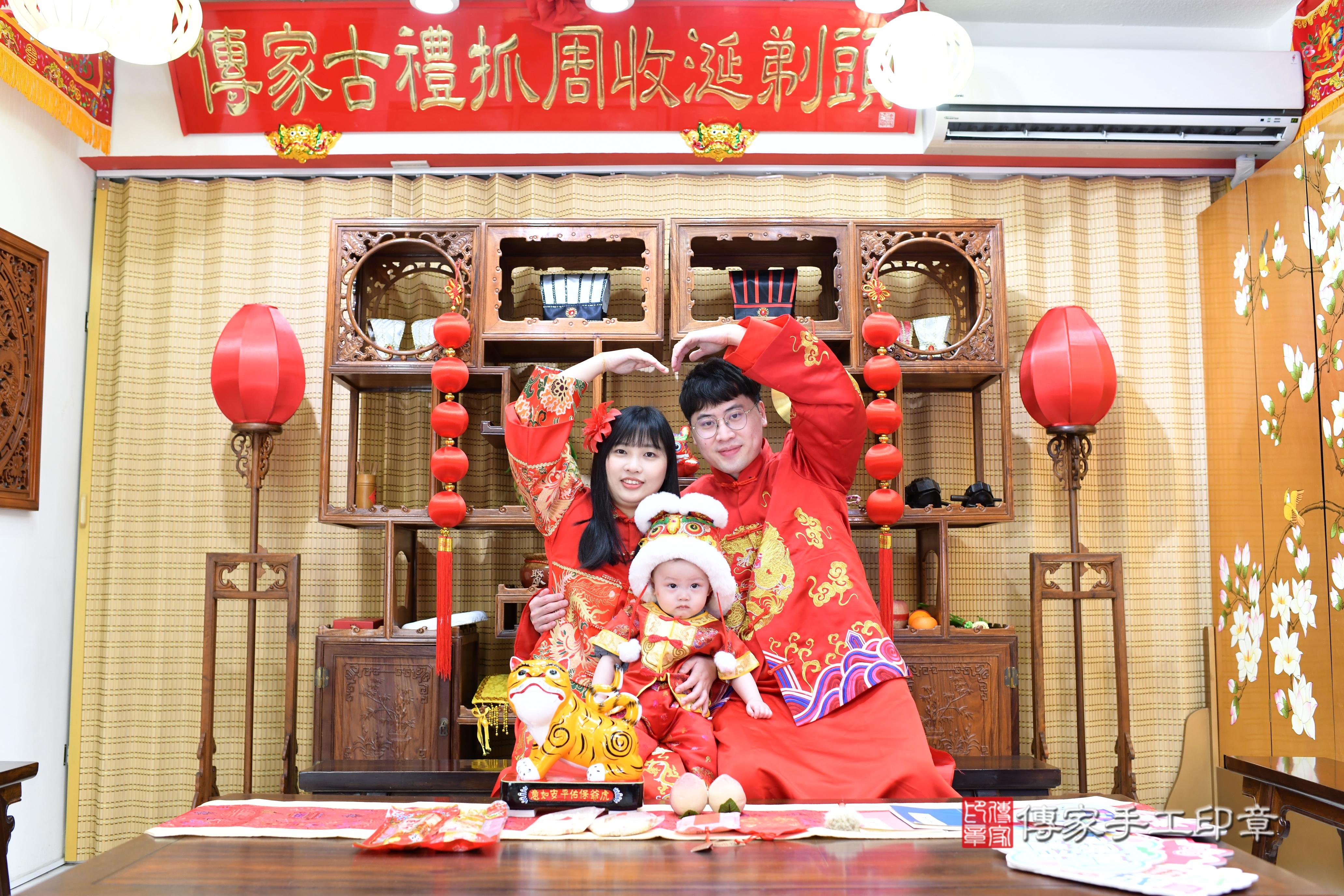 傳家手工印章台南店、抓周、度脺、中國風會場、傳家嬰兒古禮、吉祥話、抓周道具物品24種、拍照。抓周證書。寶寶抓周、滿周歲、生日快樂、祝福