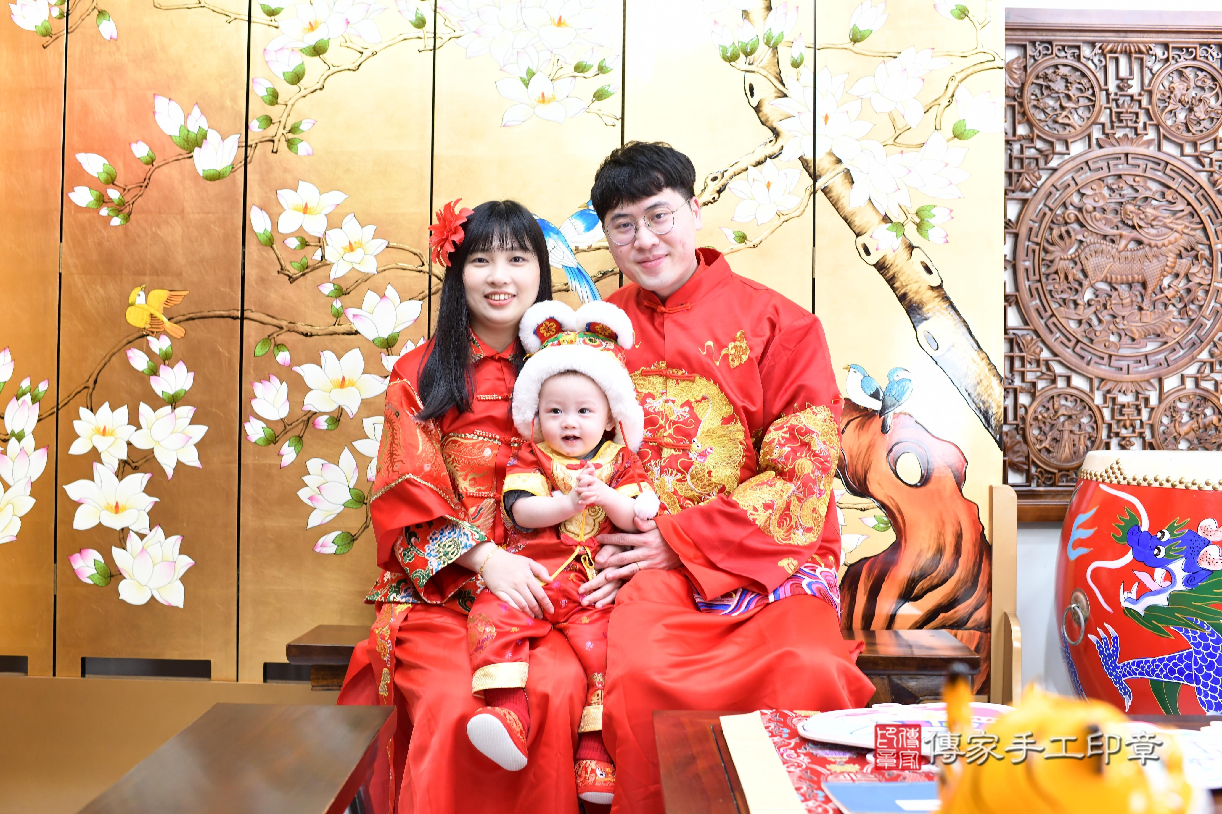 傳家手工印章台南店、抓周、度脺、中國風會場、傳家嬰兒古禮、吉祥話、抓周道具物品24種、拍照。抓周證書。寶寶抓周、滿周歲、生日快樂、祝福