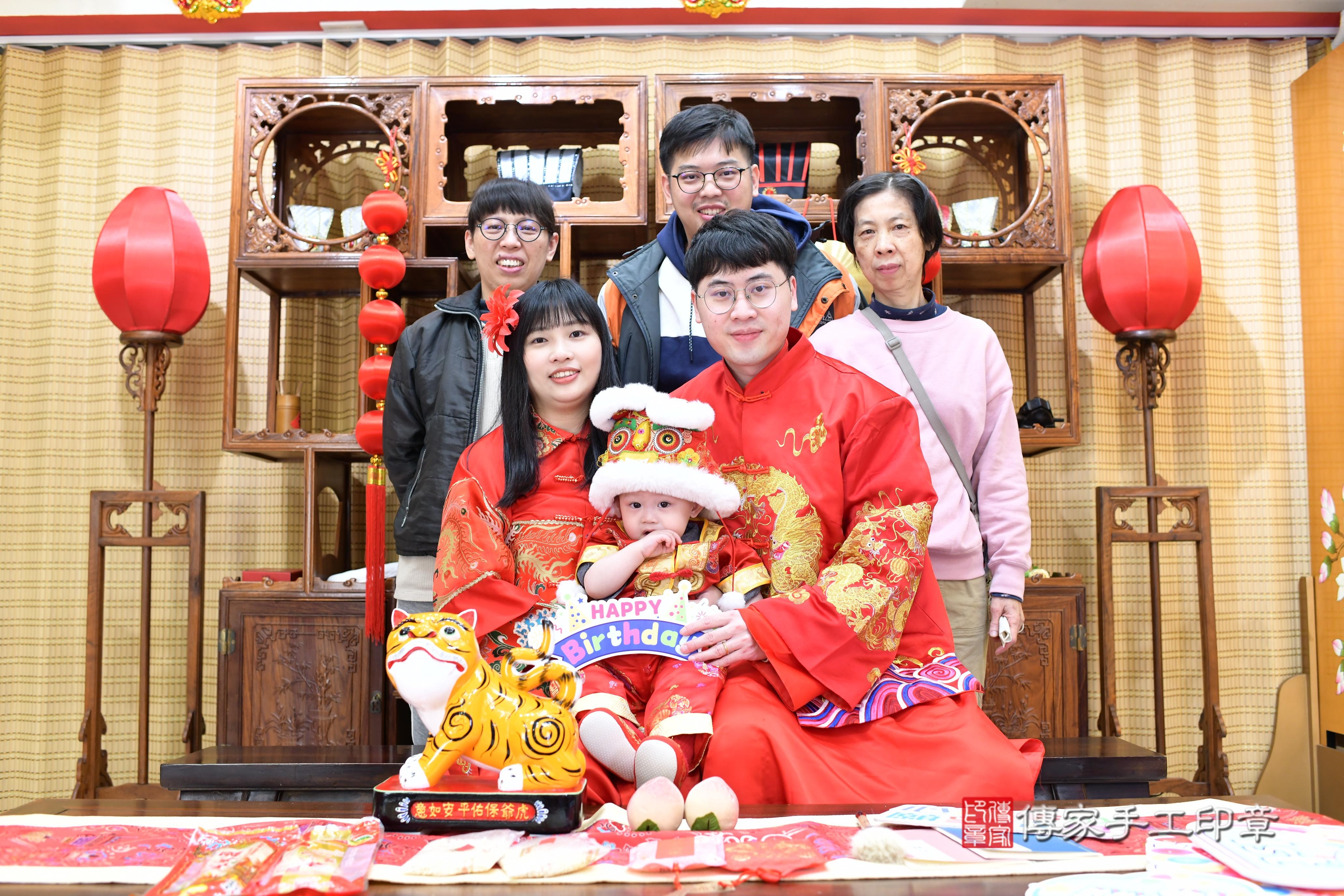 傳家手工印章台南店、抓周、度脺、中國風會場、傳家嬰兒古禮、吉祥話、抓周道具物品24種、拍照。抓周證書。寶寶抓周、滿周歲、生日快樂、祝福