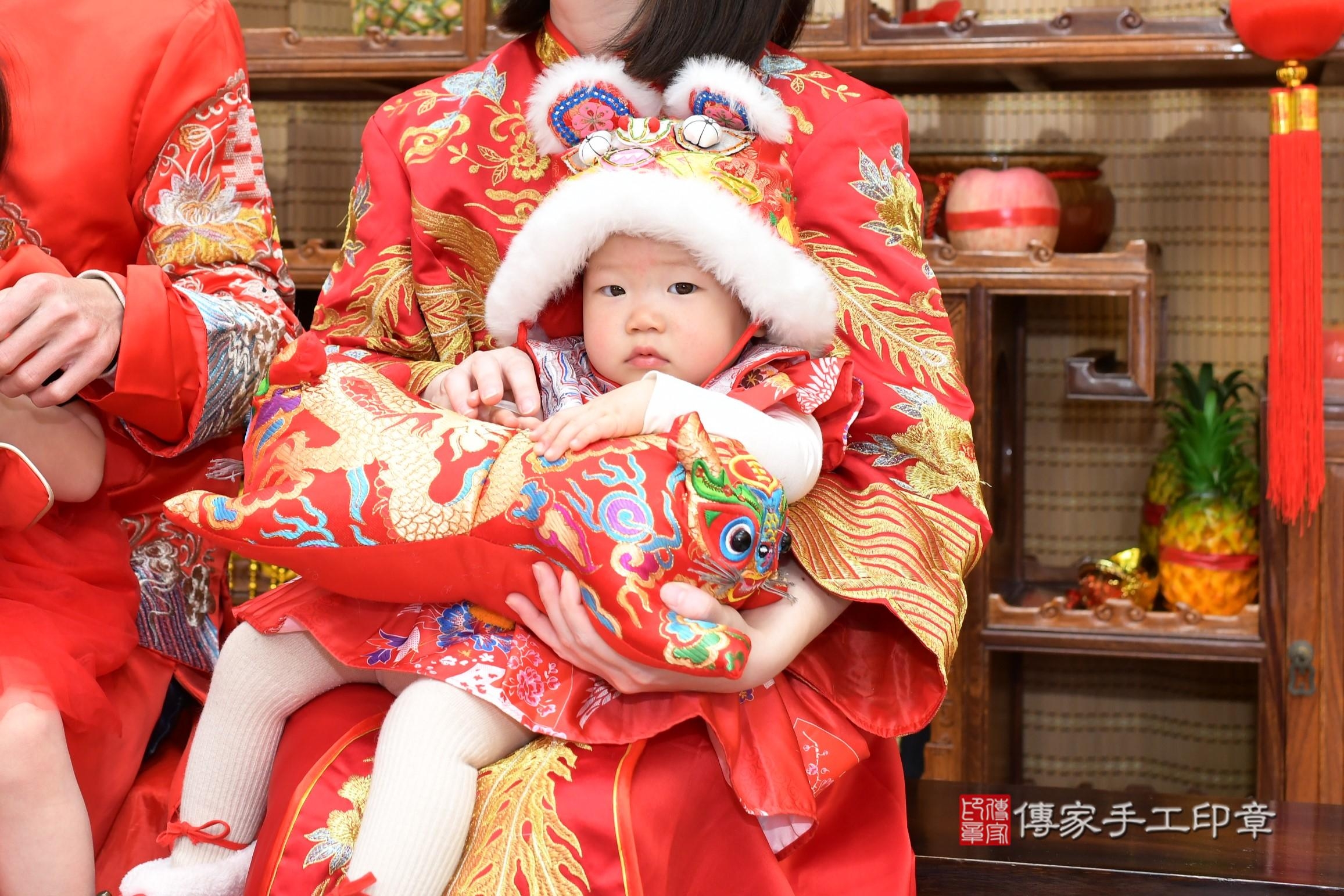 傳家手工印章台南店、抓周、度脺、中國風會場、傳家嬰兒古禮、吉祥話、抓周道具物品24種、拍照。抓周證書。寶寶抓周、滿周歲、生日快樂、祝福 傳家手工印章台南店、抓周、度脺、中國風會場、傳家嬰兒古禮、吉祥話、抓周道具物品24種、拍照。抓周證書。寶寶抓周、滿周歲、生日快樂、祝福