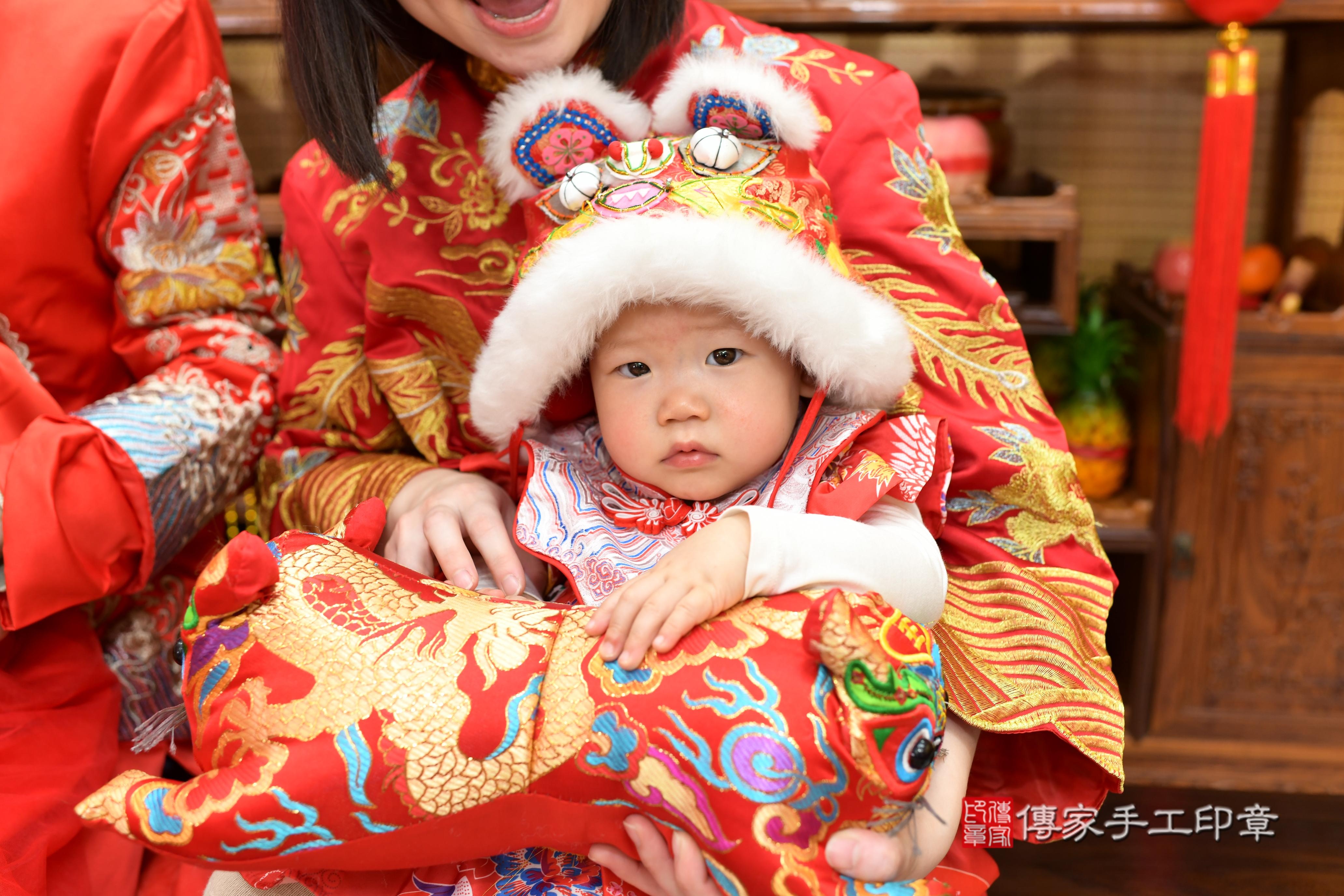 傳家手工印章台南店、抓周、度脺、中國風會場、傳家嬰兒古禮、吉祥話、抓周道具物品24種、拍照。抓周證書。寶寶抓周、滿周歲、生日快樂、祝福 傳家手工印章台南店、抓周、度脺、中國風會場、傳家嬰兒古禮、吉祥話、抓周道具物品24種、拍照。抓周證書。寶寶抓周、滿周歲、生日快樂、祝福