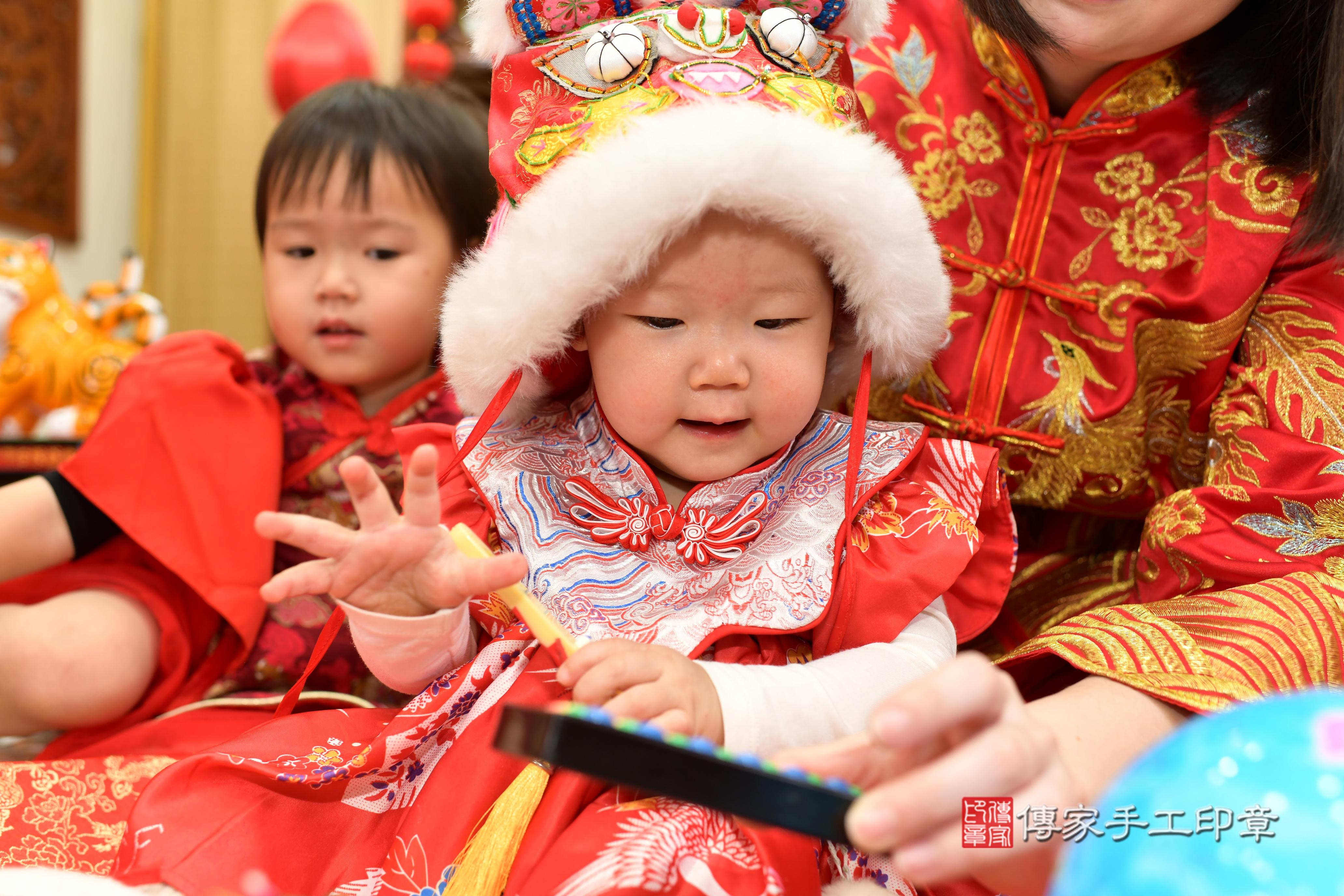 傳家手工印章台南店、抓周、度脺、中國風會場、傳家嬰兒古禮、吉祥話、抓周道具物品24種、拍照。抓周證書。寶寶抓周、滿周歲、生日快樂、祝福 傳家手工印章台南店、抓周、度脺、中國風會場、傳家嬰兒古禮、吉祥話、抓周道具物品24種、拍照。抓周證書。寶寶抓周、滿周歲、生日快樂、祝福