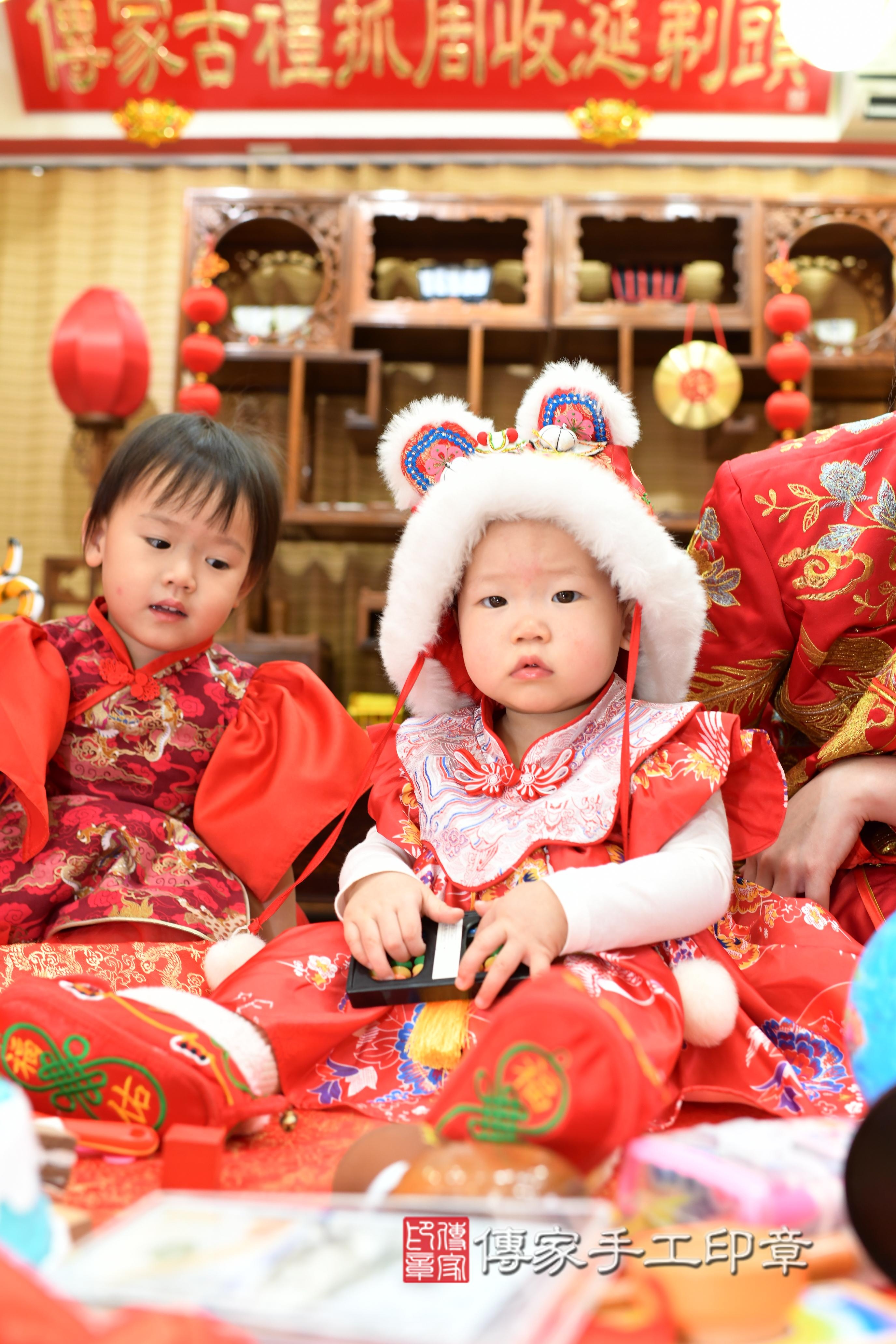 傳家手工印章台南店、抓周、度脺、中國風會場、傳家嬰兒古禮、吉祥話、抓周道具物品24種、拍照。抓周證書。寶寶抓周、滿周歲、生日快樂、祝福 傳家手工印章台南店、抓周、度脺、中國風會場、傳家嬰兒古禮、吉祥話、抓周道具物品24種、拍照。抓周證書。寶寶抓周、滿周歲、生日快樂、祝福