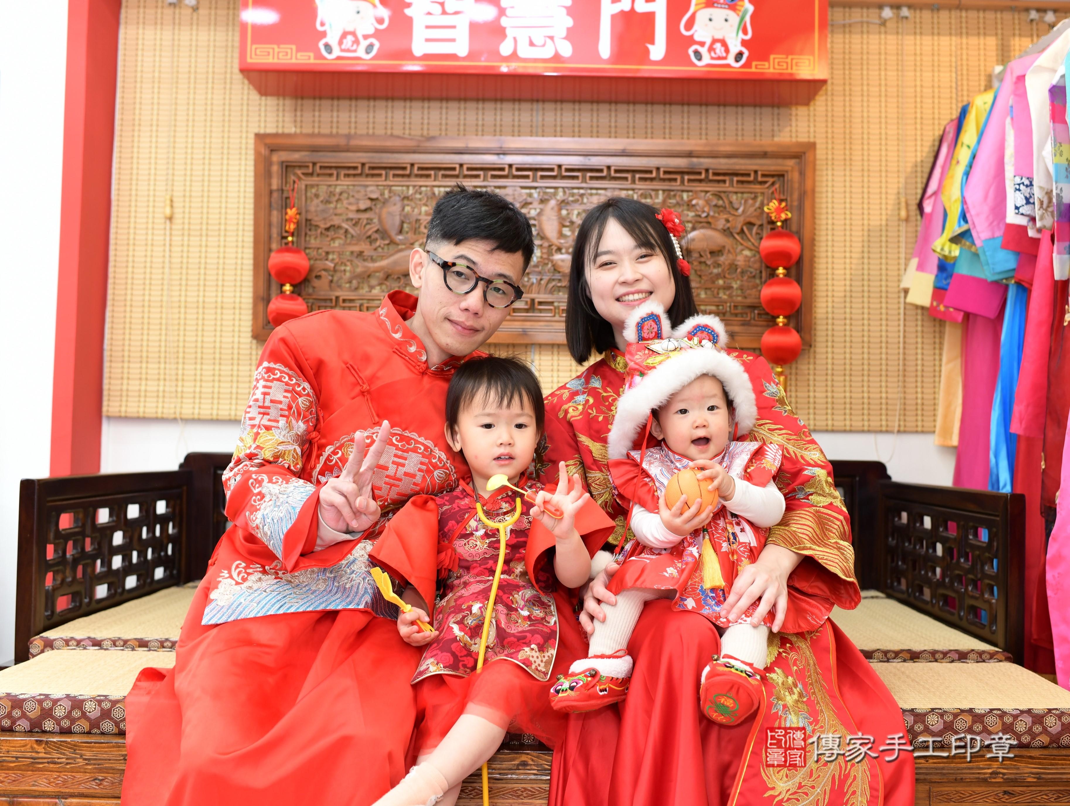 傳家手工印章台南店、抓周、度脺、中國風會場、傳家嬰兒古禮、吉祥話、抓周道具物品24種、拍照。抓周證書。寶寶抓周、滿周歲、生日快樂、祝福 傳家手工印章台南店、抓周、度脺、中國風會場、傳家嬰兒古禮、吉祥話、抓周道具物品24種、拍照。抓周證書。寶寶抓周、滿周歲、生日快樂、祝福