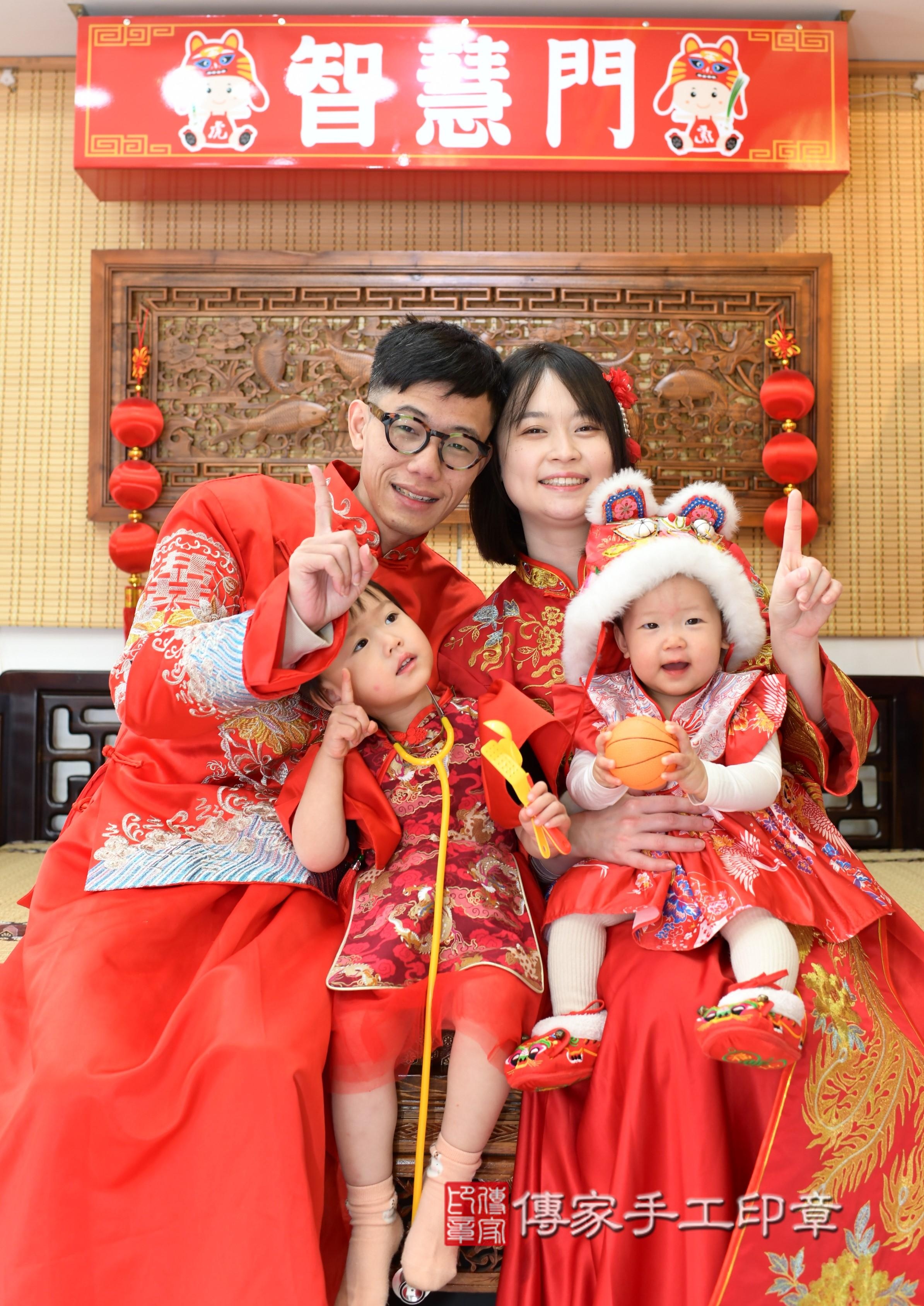 傳家手工印章台南店、抓周、度脺、中國風會場、傳家嬰兒古禮、吉祥話、抓周道具物品24種、拍照。抓周證書。寶寶抓周、滿周歲、生日快樂、祝福 傳家手工印章台南店、抓周、度脺、中國風會場、傳家嬰兒古禮、吉祥話、抓周道具物品24種、拍照。抓周證書。寶寶抓周、滿周歲、生日快樂、祝福