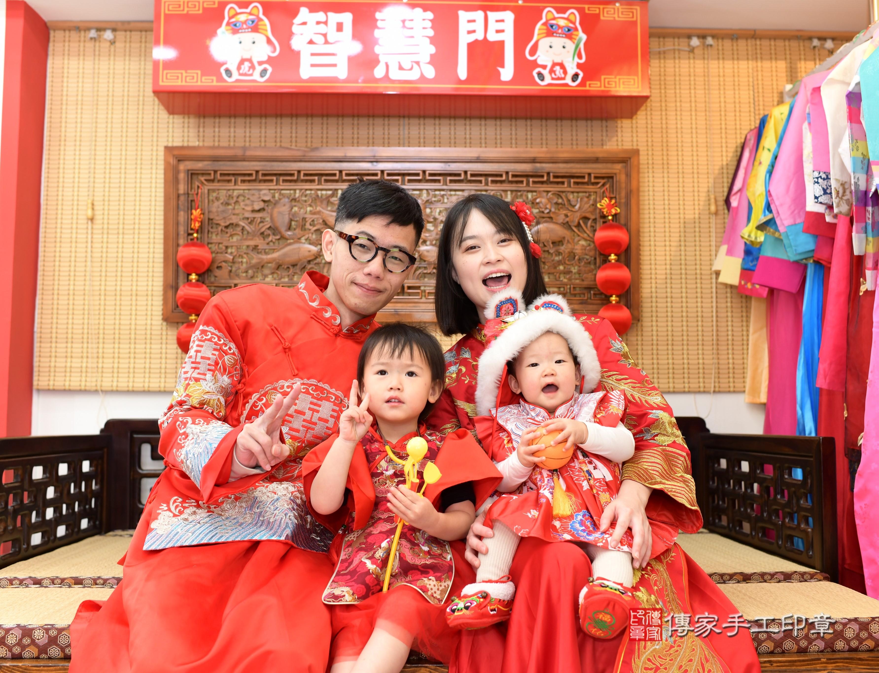 傳家手工印章台南店、抓周、度脺、中國風會場、傳家嬰兒古禮、吉祥話、抓周道具物品24種、拍照。抓周證書。寶寶抓周、滿周歲、生日快樂、祝福 傳家手工印章台南店、抓周、度脺、中國風會場、傳家嬰兒古禮、吉祥話、抓周道具物品24種、拍照。抓周證書。寶寶抓周、滿周歲、生日快樂、祝福