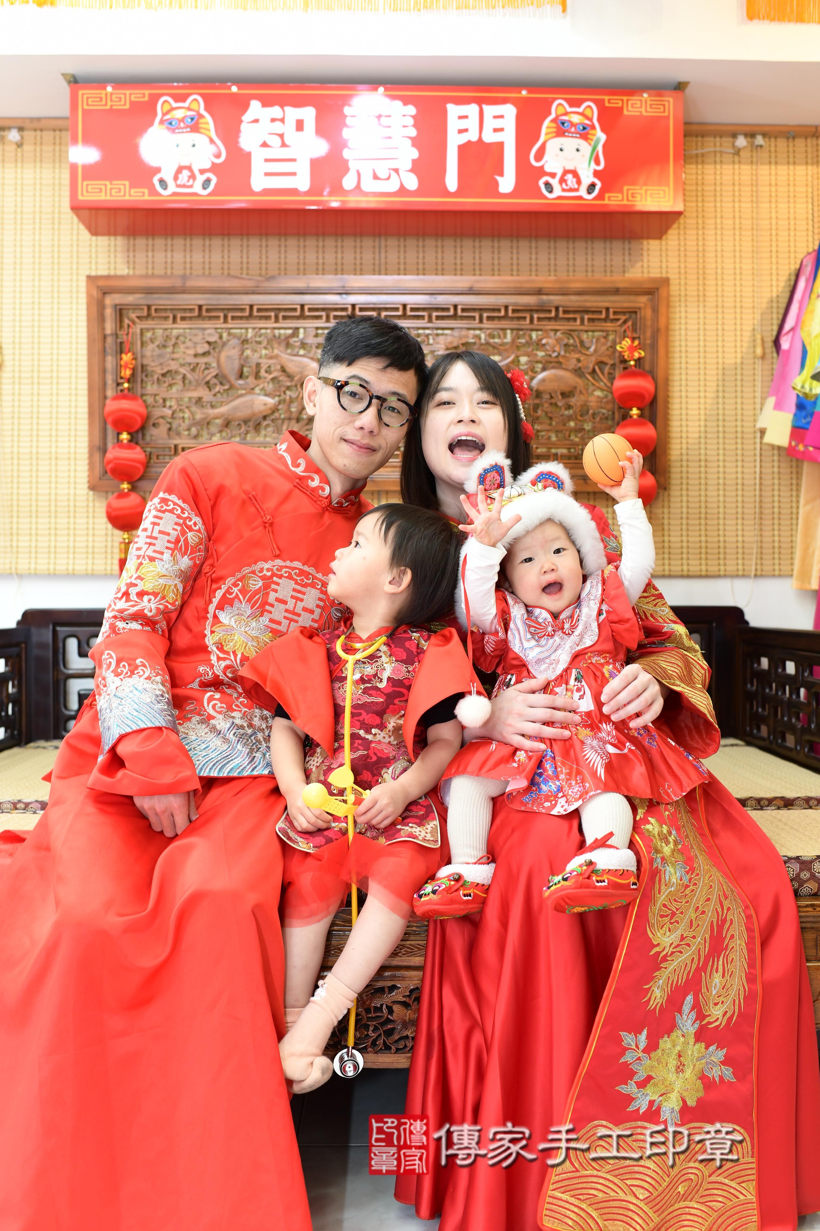 傳家手工印章台南店、抓周、度脺、中國風會場、傳家嬰兒古禮、吉祥話、抓周道具物品24種、拍照。抓周證書。寶寶抓周、滿周歲、生日快樂、祝福