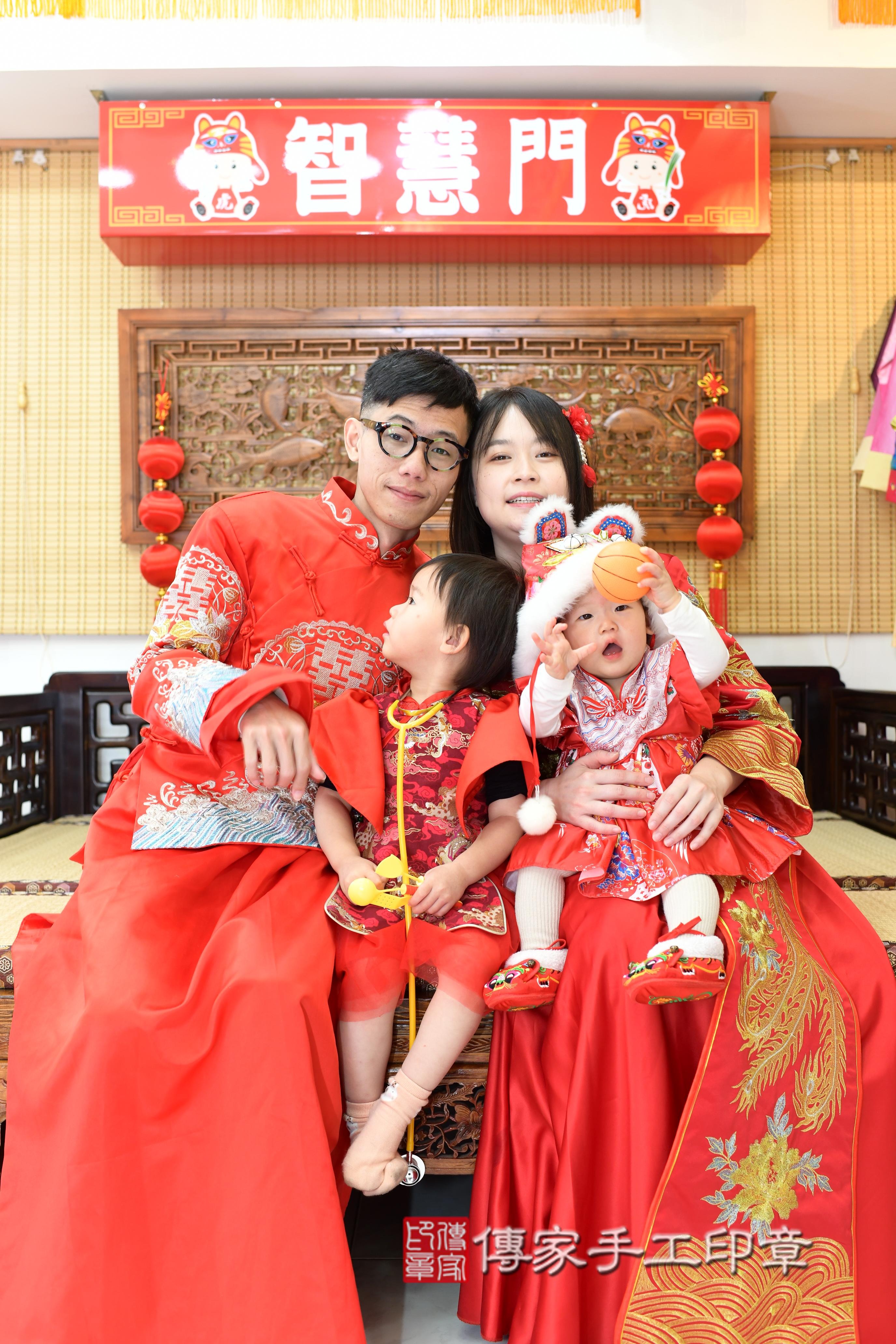 傳家手工印章台南店、抓周、度脺、中國風會場、傳家嬰兒古禮、吉祥話、抓周道具物品24種、拍照。抓周證書。寶寶抓周、滿周歲、生日快樂、祝福 傳家手工印章台南店、抓周、度脺、中國風會場、傳家嬰兒古禮、吉祥話、抓周道具物品24種、拍照。抓周證書。寶寶抓周、滿周歲、生日快樂、祝福