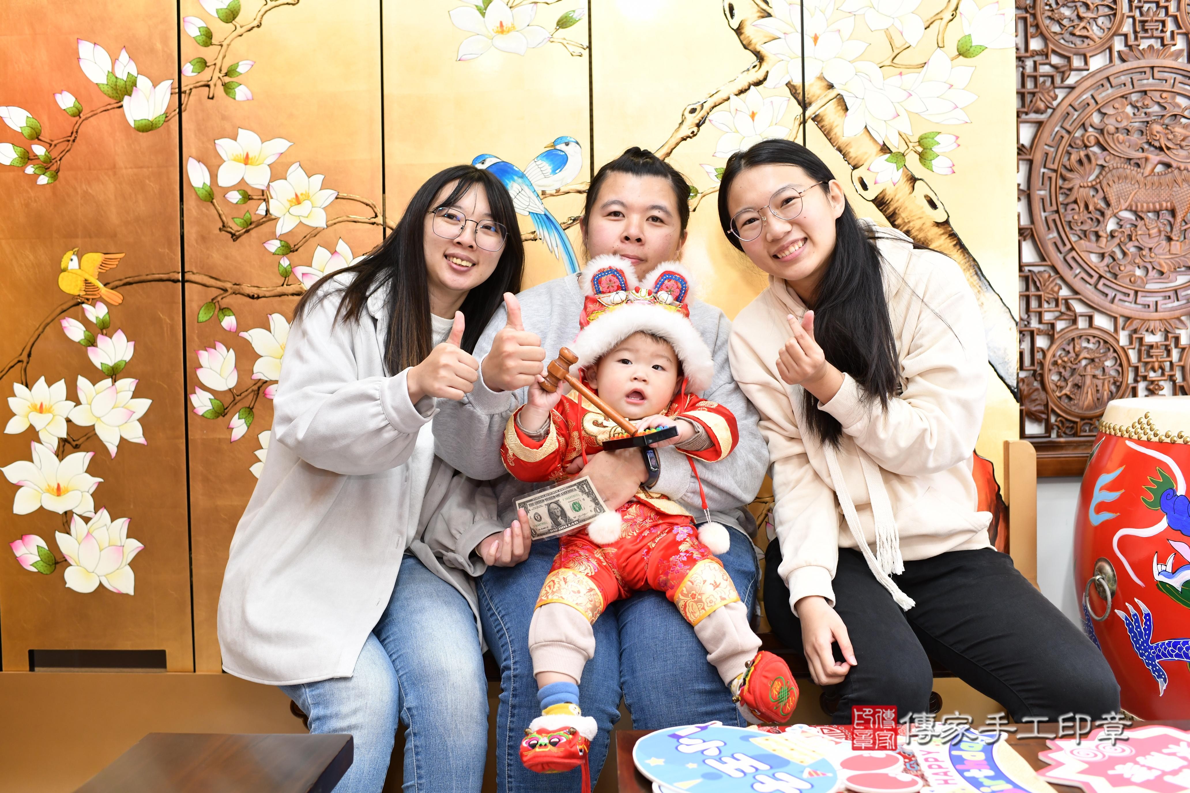 傳家手工印章台南店、抓周、度脺、中國風會場、傳家嬰兒古禮、吉祥話、抓周道具物品24種、拍照。抓周證書。寶寶抓周、滿周歲、生日快樂、祝福 傳家手工印章台南店、抓周、度脺、中國風會場、傳家嬰兒古禮、吉祥話、抓周道具物品24種、拍照。抓周證書。寶寶抓周、滿周歲、生日快樂、祝福