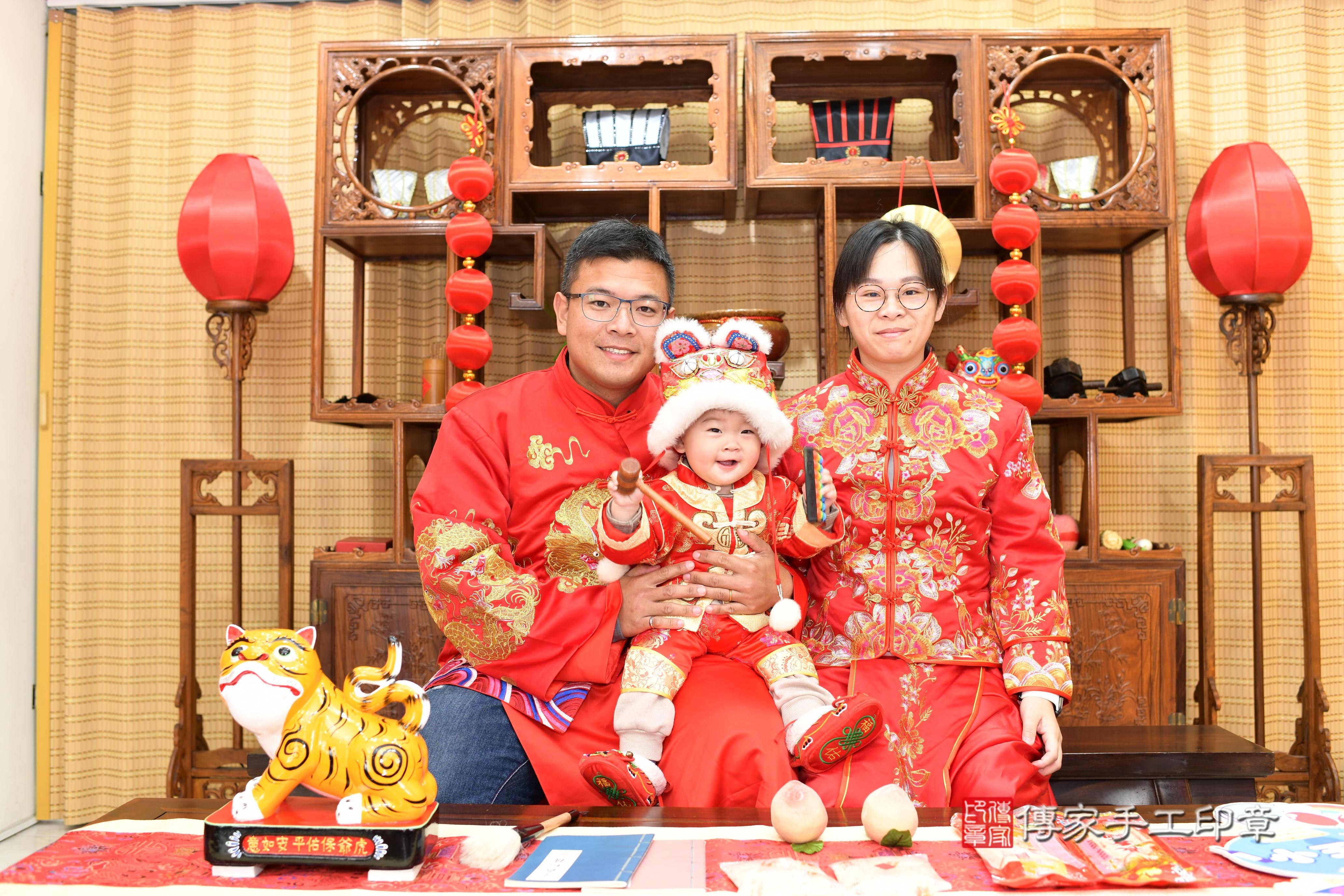 傳家手工印章台南店、抓周、度脺、中國風會場、傳家嬰兒古禮、吉祥話、抓周道具物品24種、拍照。抓周證書。寶寶抓周、滿周歲、生日快樂、祝福 傳家手工印章台南店、抓周、度脺、中國風會場、傳家嬰兒古禮、吉祥話、抓周道具物品24種、拍照。抓周證書。寶寶抓周、滿周歲、生日快樂、祝福