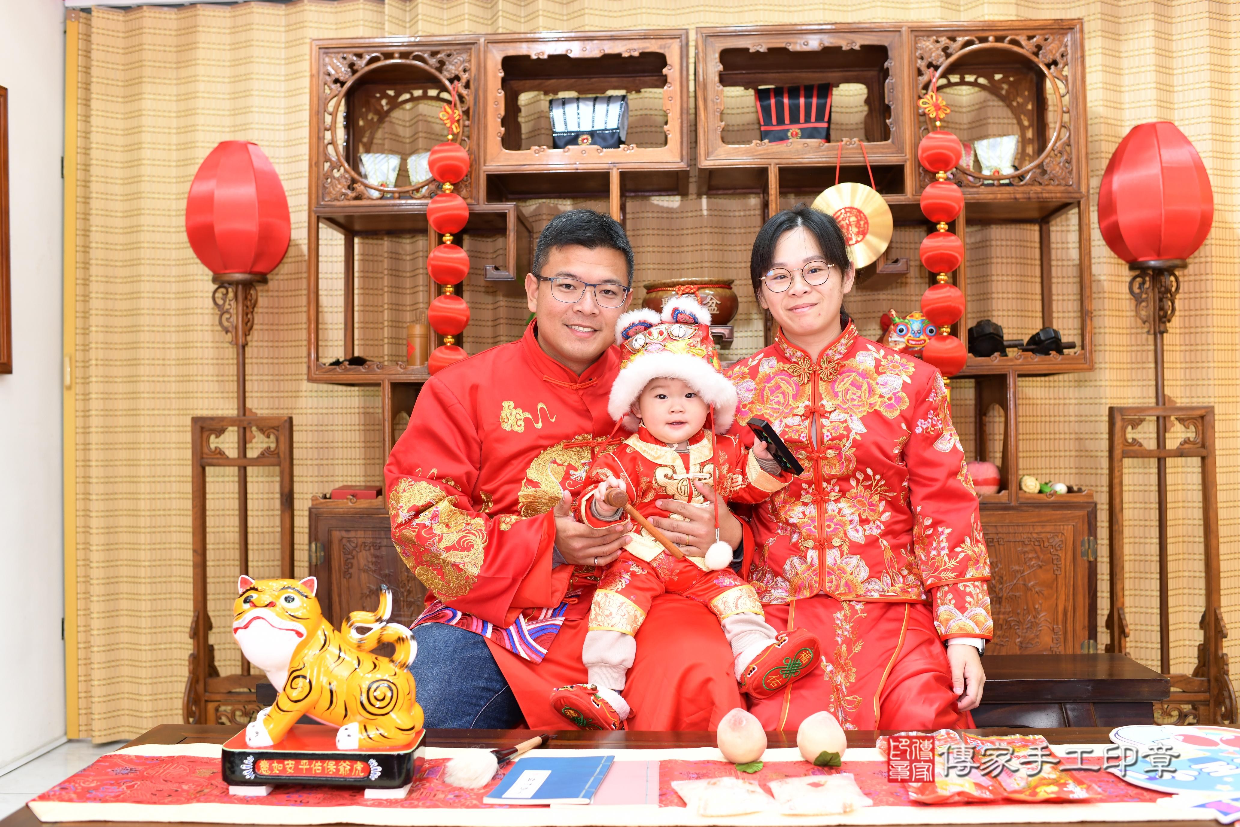 傳家手工印章台南店、抓周、度脺、中國風會場、傳家嬰兒古禮、吉祥話、抓周道具物品24種、拍照。抓周證書。寶寶抓周、滿周歲、生日快樂、祝福 傳家手工印章台南店、抓周、度脺、中國風會場、傳家嬰兒古禮、吉祥話、抓周道具物品24種、拍照。抓周證書。寶寶抓周、滿周歲、生日快樂、祝福