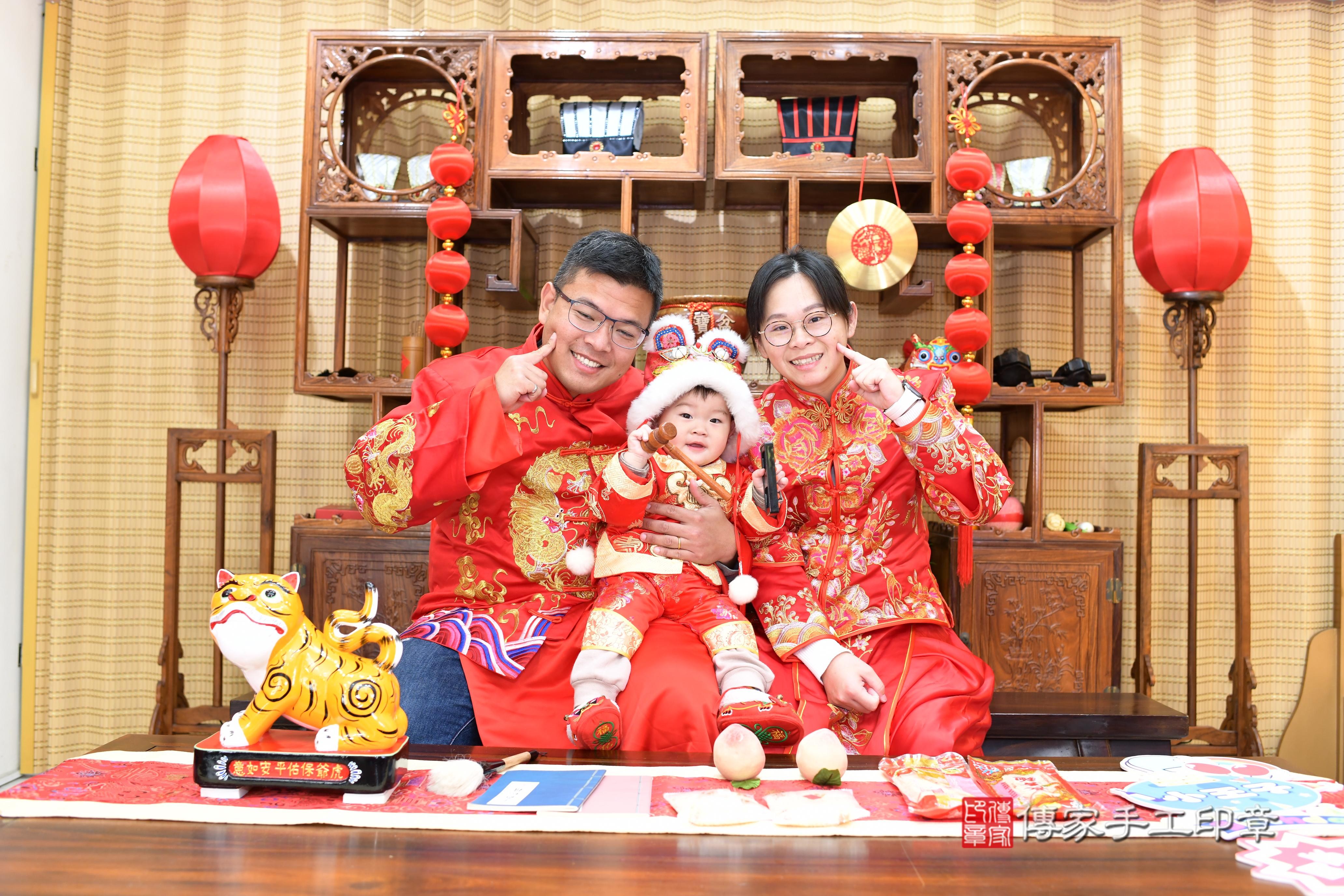 傳家手工印章台南店、抓周、度脺、中國風會場、傳家嬰兒古禮、吉祥話、抓周道具物品24種、拍照。抓周證書。寶寶抓周、滿周歲、生日快樂、祝福 傳家手工印章台南店、抓周、度脺、中國風會場、傳家嬰兒古禮、吉祥話、抓周道具物品24種、拍照。抓周證書。寶寶抓周、滿周歲、生日快樂、祝福