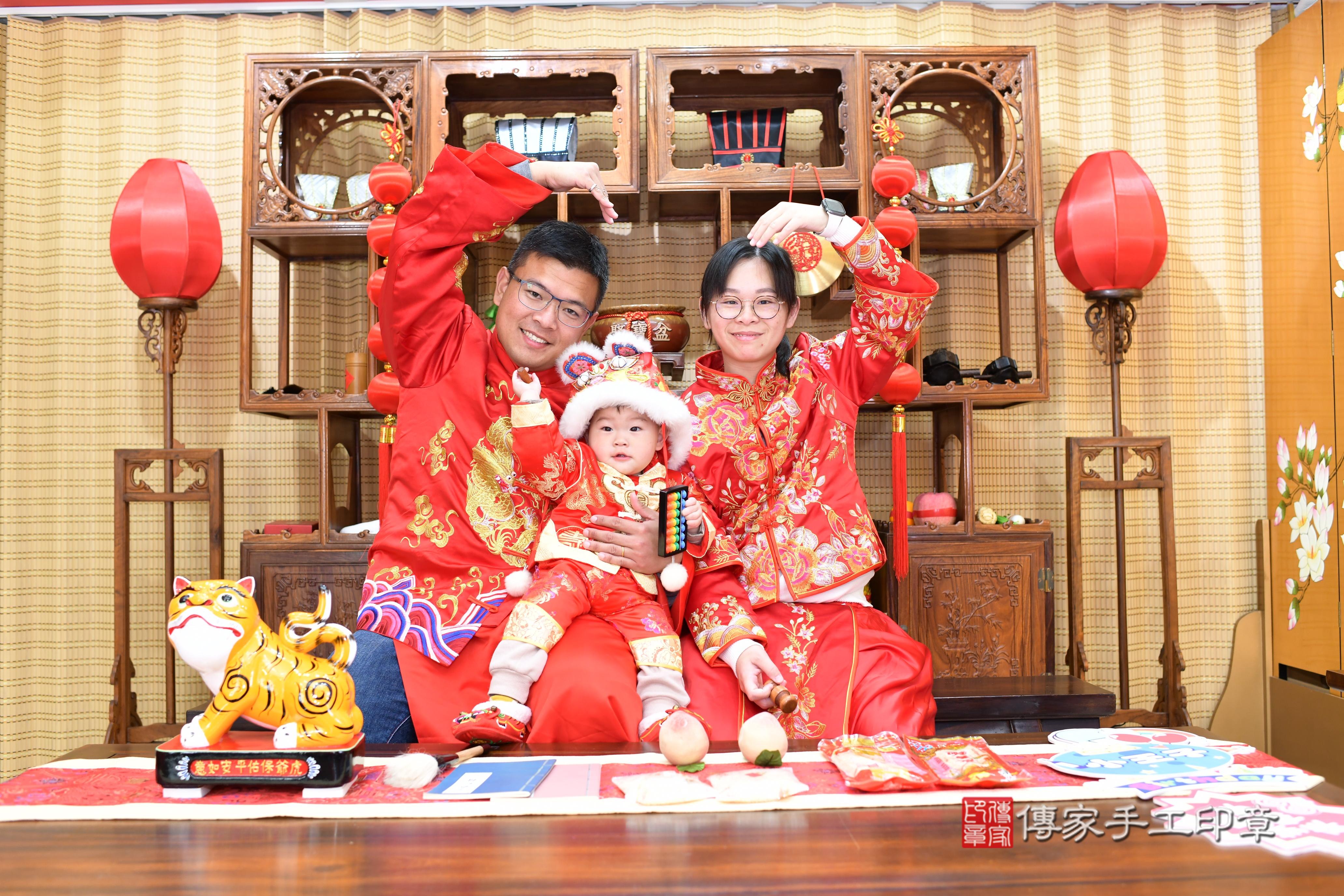 傳家手工印章台南店、抓周、度脺、中國風會場、傳家嬰兒古禮、吉祥話、抓周道具物品24種、拍照。抓周證書。寶寶抓周、滿周歲、生日快樂、祝福 傳家手工印章台南店、抓周、度脺、中國風會場、傳家嬰兒古禮、吉祥話、抓周道具物品24種、拍照。抓周證書。寶寶抓周、滿周歲、生日快樂、祝福