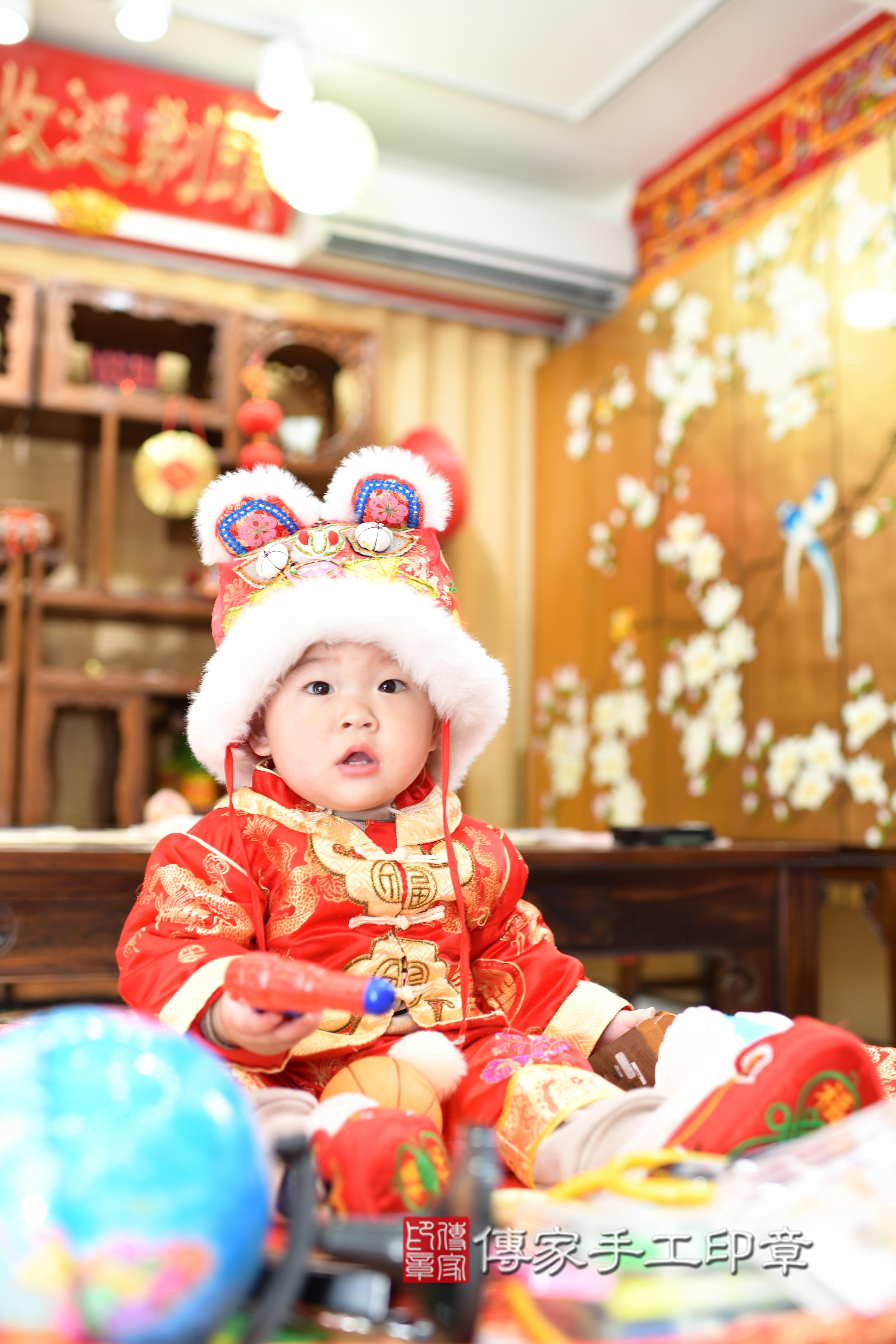 台南市永康區抓周小組：彥如    一、從古時傳承至今的「抓周」儀式，是寶寶滿周歲時的重要禮俗之一，有預測未來職業和祝願寶寶能平安長大的寓意。  早期寶寶滿一歲的這天叫做「度晬」，為了慶祝寶寶滿一歲，會在度晬舉行抓周儀式。為什麼是在一歲時呢？老一輩的長輩口中常在說「一視二聽三抬頭，四握五抓六翻身，七坐八爬九發牙，十捏周歲獨站穩。」短短的一句話，濃縮了寶寶一歲前的成長精華。  週歲抓周儀式開始前，先來幾張爸爸媽媽與寶寶全家福的合照